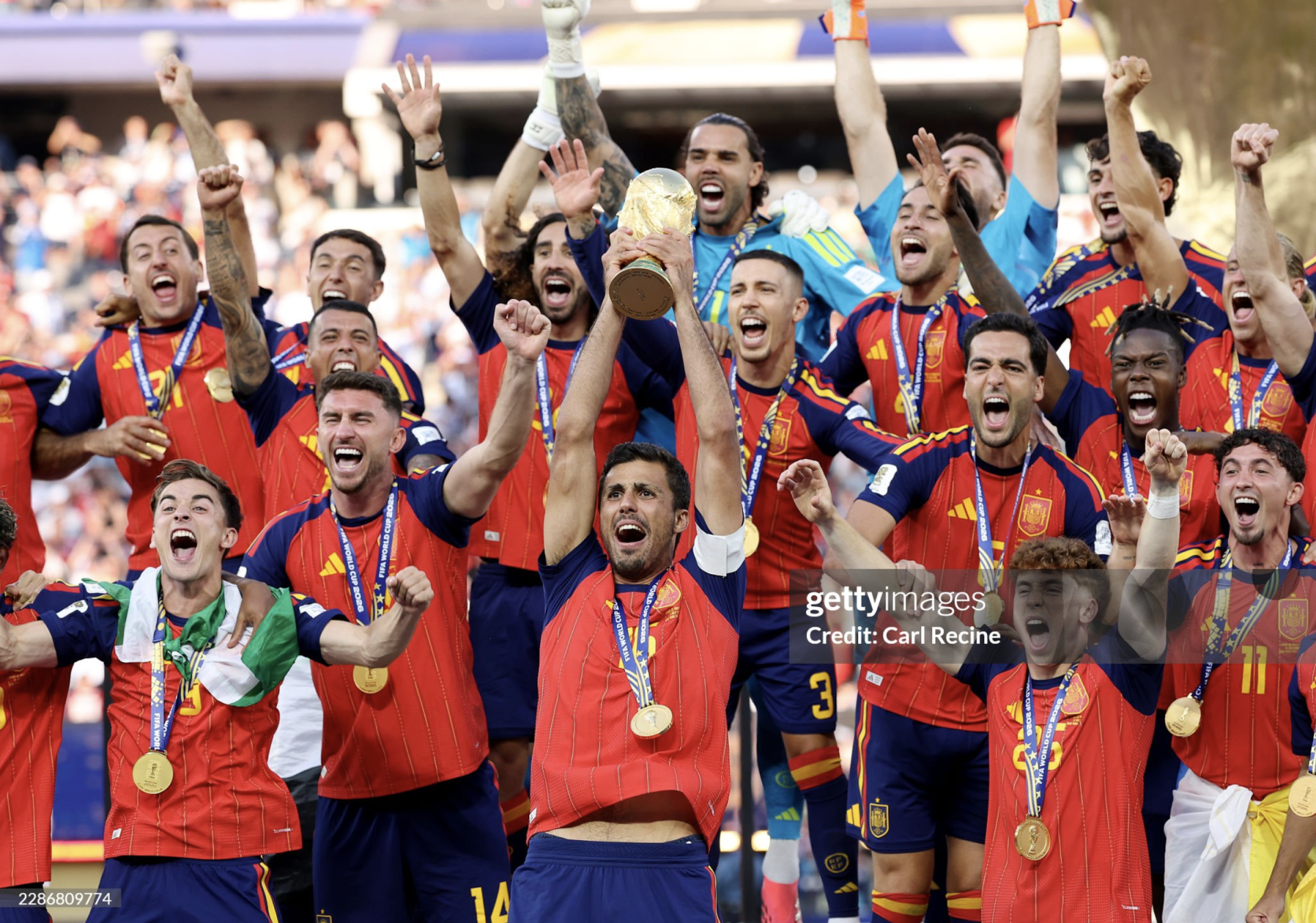 Đội trưởng Rodri n&acirc;ng cao chiếc cup v&ocirc; địch World Cup khi T&acirc;y Ban Nha chiến thắng trước Argentina.