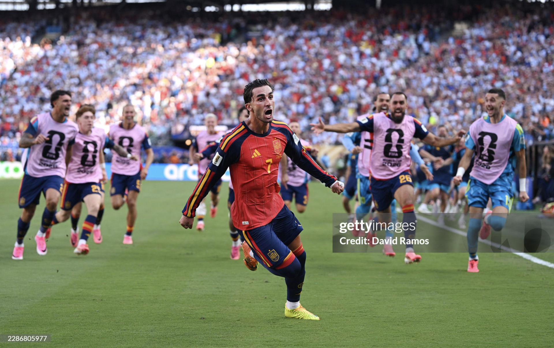 Ferran Torres (số 7) ăn mừng b&agrave;n thắng duy nhất trong trận chung kết World Cup 2026.