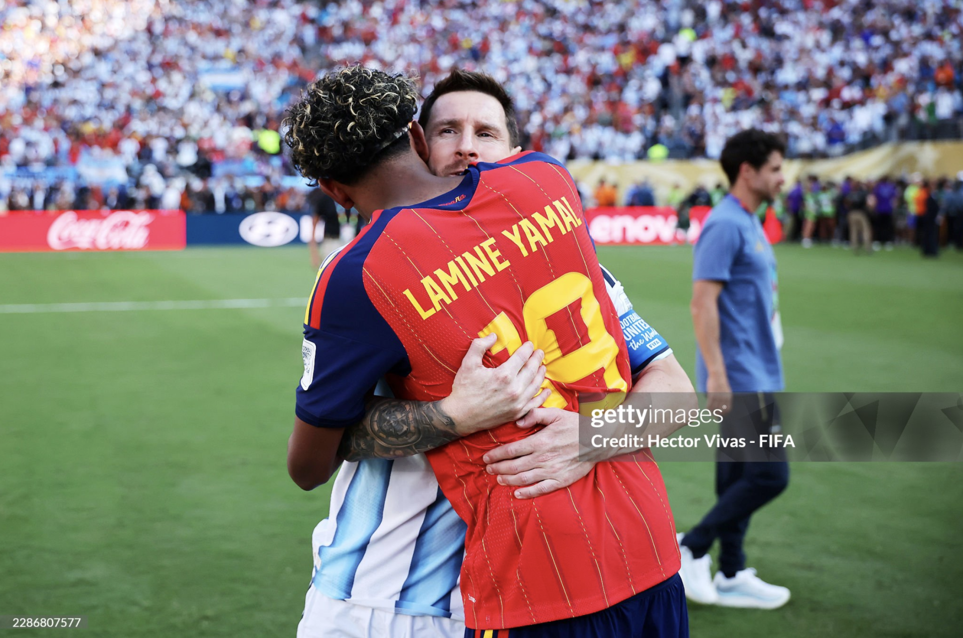 Lamine Yamal để lại khoảnh khắc đẹp khi &ocirc;m Messi sau chiến thắng của T&acirc;y Ban Nha.