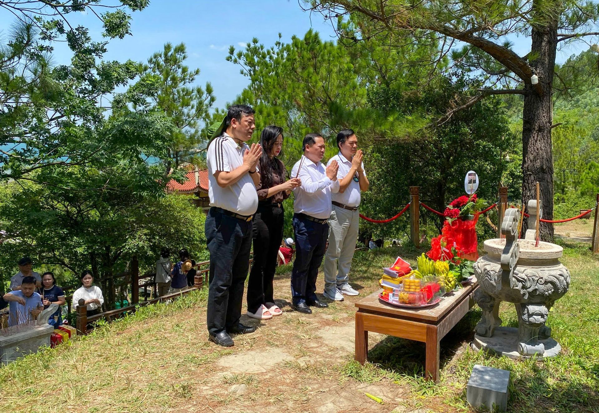 Đo&agrave;n c&ocirc;ng t&aacute;c của Đảng ủy MTTQ, c&aacute;c đo&agrave;n thể Trung ương viếng khu mộ Đại tướng V&otilde; Nguy&ecirc;n Gi&aacute;p. 