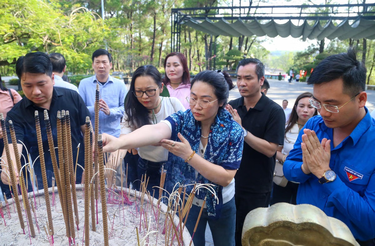 Bác Nguy&ecirc;̃n Phi Long cùng đoàn c&ocirc;ng tác d&acirc;ng hương tại tại Nghĩa trang Liệt sĩ Quốc gia Trường Sơn (tỉnh Quảng Trị).