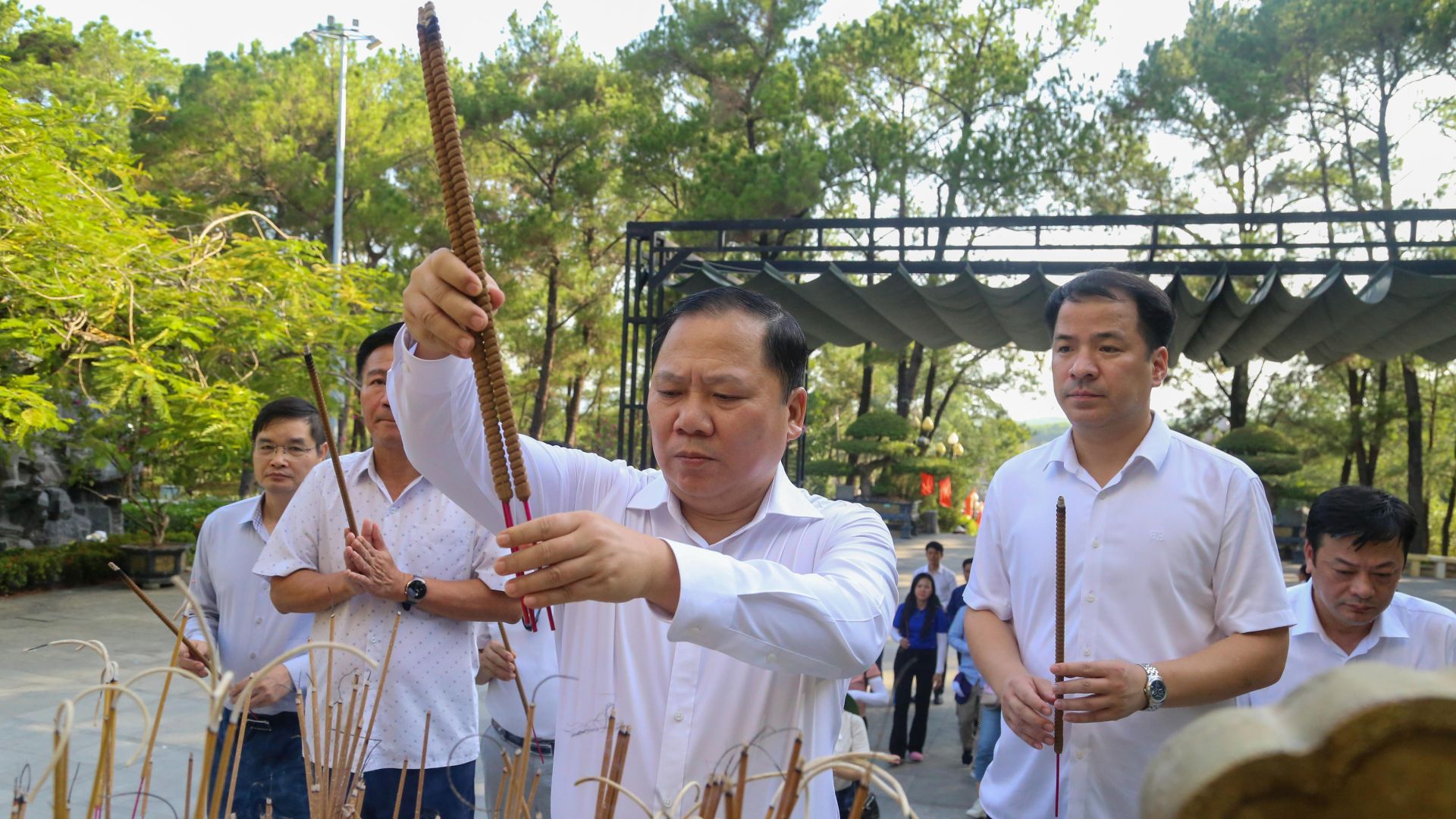 Đoàn công tác của Đảng ủy MTTQ, các đoàn thể T.Ư Tri ân các Anh hùng liệt sĩ