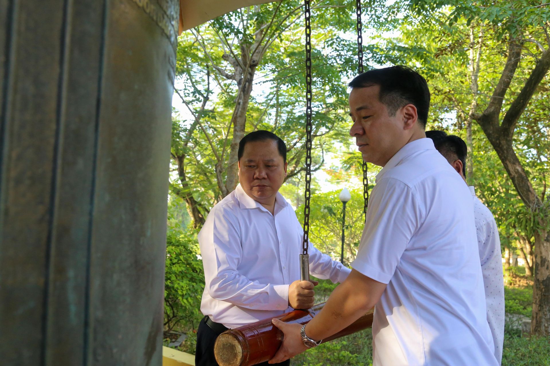 Nguyễn Phi Long, &ocirc;ng Ng&ocirc; Văn Cương v&agrave; &ocirc;ng Đ&agrave;o Mạnh H&ugrave;ng thỉnh 9 tiếng chu&ocirc;ng k&iacute;nh b&aacute;o Anh h&ugrave;ng liệt sĩ Nghĩa trang Liệt sĩ Quốc gia Đường 9.