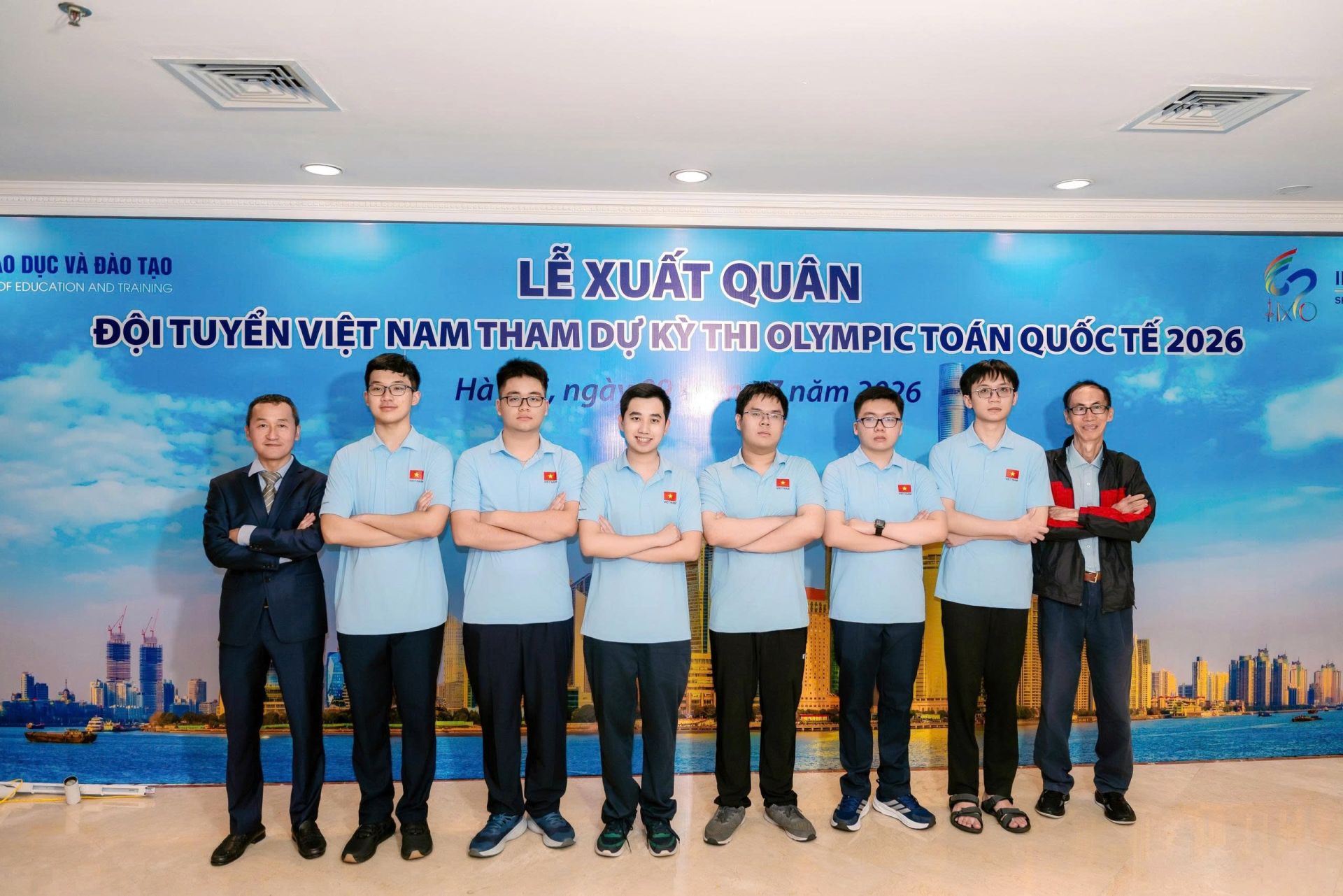 Đội tuyển quốc gia Việt Nam tham gia kỳ thi IMO 2026. Từ tr&aacute;i qua phải: Thầy Nguyễn Chu Gia Vượng, em Phạm Đăng Nguy&ecirc;n, em H&agrave; Mạnh H&ugrave;ng, em Nguyễn L&ecirc; Nhật Nam, em Nguyễn Đ&igrave;nh T&ugrave;ng, em Trần Đại Th&agrave;nh Danh, em Nguyễn Ho&agrave;ng Phương, thầy L&ecirc; B&aacute; Kh&aacute;nh Tr&igrave;nh.