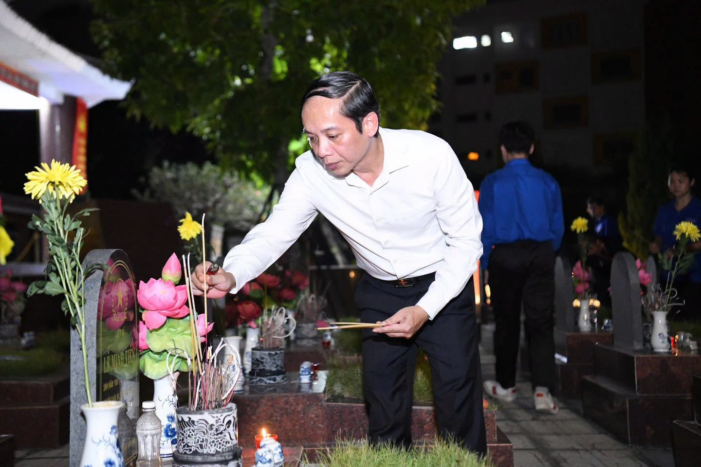 Tu&ocirc;̉i trẻ, H&ocirc;̣i Cựu chi&ecirc;́n binh T.Ư Đoàn th&ecirc;̉ hi&ecirc;̣n lòng thành kính trước th&ecirc;́ h&ecirc;̣ cha &ocirc;ng đi trước, hy sinh anh dũng cho n&ecirc;̀n đ&ocirc;̣c l&acirc;̣p d&acirc;n t&ocirc;̣c.