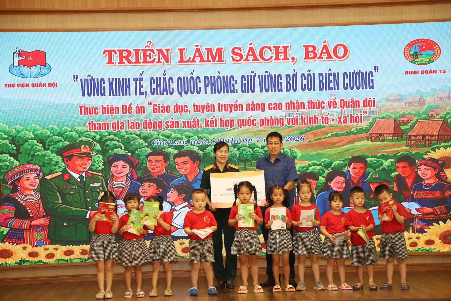B&aacute;c Phạm Vĩnh Th&aacute;i - Tổng Bi&ecirc;n tập NXBGDVN trao biển tặng s&aacute;ch cho Trường Mầm non Sao Mai.