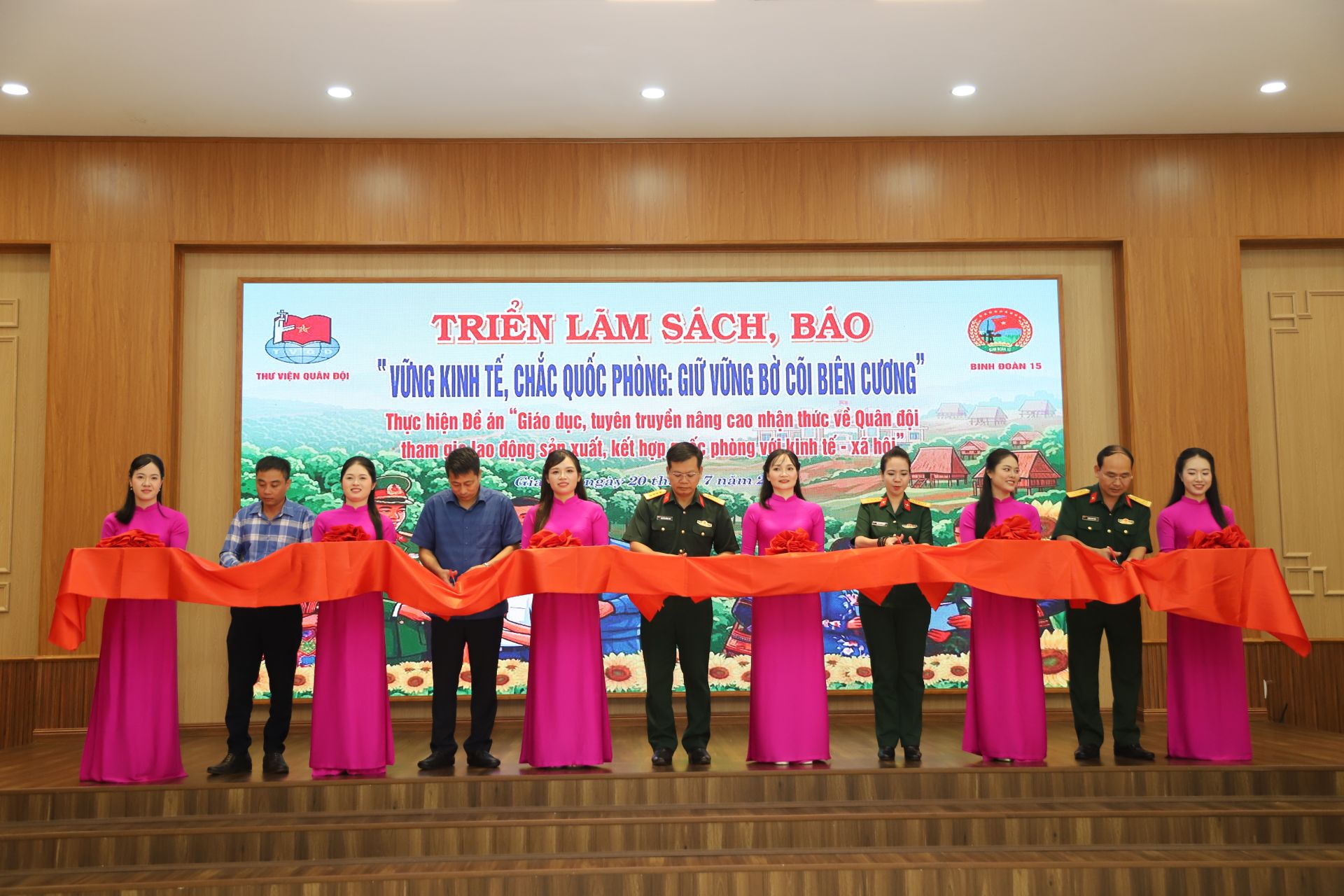 Sự đồng h&agrave;nh của NXBGDVN c&ugrave;ng Thư viện Qu&acirc;n đội v&agrave; Binh đo&agrave;n 15 mở ra th&ecirc;m một hướng kết nối để s&aacute;ch đến gần hơn với c&aacute;n bộ, chiến sĩ v&agrave; học sinh ở những địa b&agrave;n c&ograve;n hạn chế về điều kiện tiếp cận tri thức.