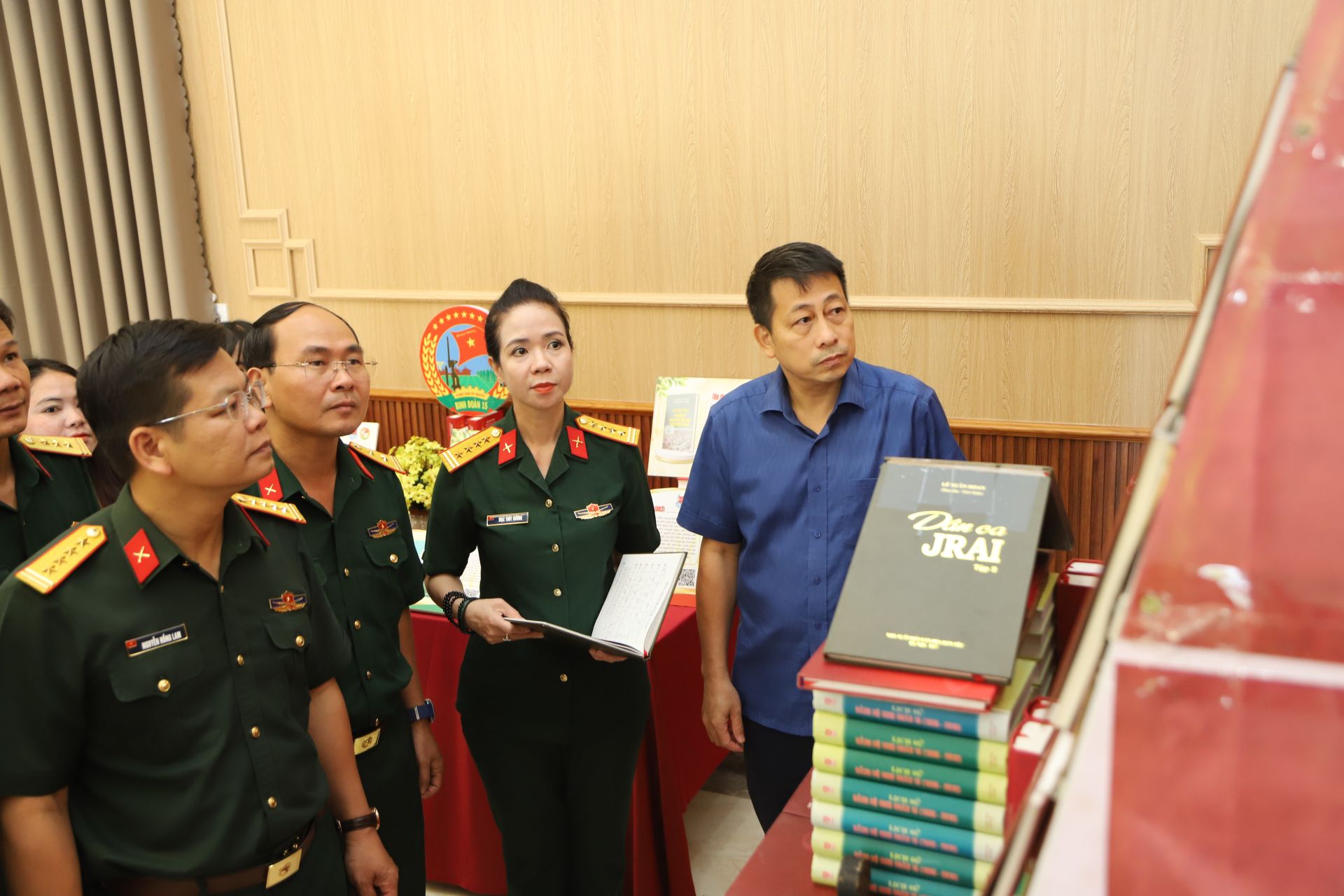 Những cuốn s&aacute;ch, tư liệu được giới thiệu tại triển l&atilde;m đ&atilde; cung cấp th&ecirc;m kiến thức về x&acirc;y dựng v&agrave; bảo vệ Tổ quốc, truyền thống Qu&acirc;n đội nh&acirc;n d&acirc;n Việt Nam, ph&aacute;t triển v&ugrave;ng bi&ecirc;n giới, g&oacute;p phần tạo dựng một kh&ocirc;ng gian học tập, chia sẻ tri thức d&agrave;nh cho c&aacute;n bộ, chiến sĩ v&agrave; nh&acirc;n d&acirc;n.