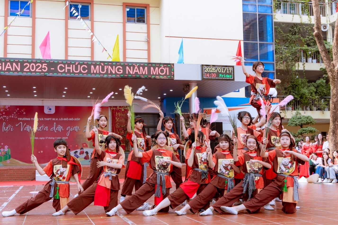 Học sinh trường trường THCS v&agrave; THPT M.V. L&ocirc;m&ocirc;n&ocirc;xốp tham gia hoạt đ&ocirc;̣ng trải nghi&ecirc;̣m gắn với văn hóa truy&ecirc;̀n th&ocirc;́ng.