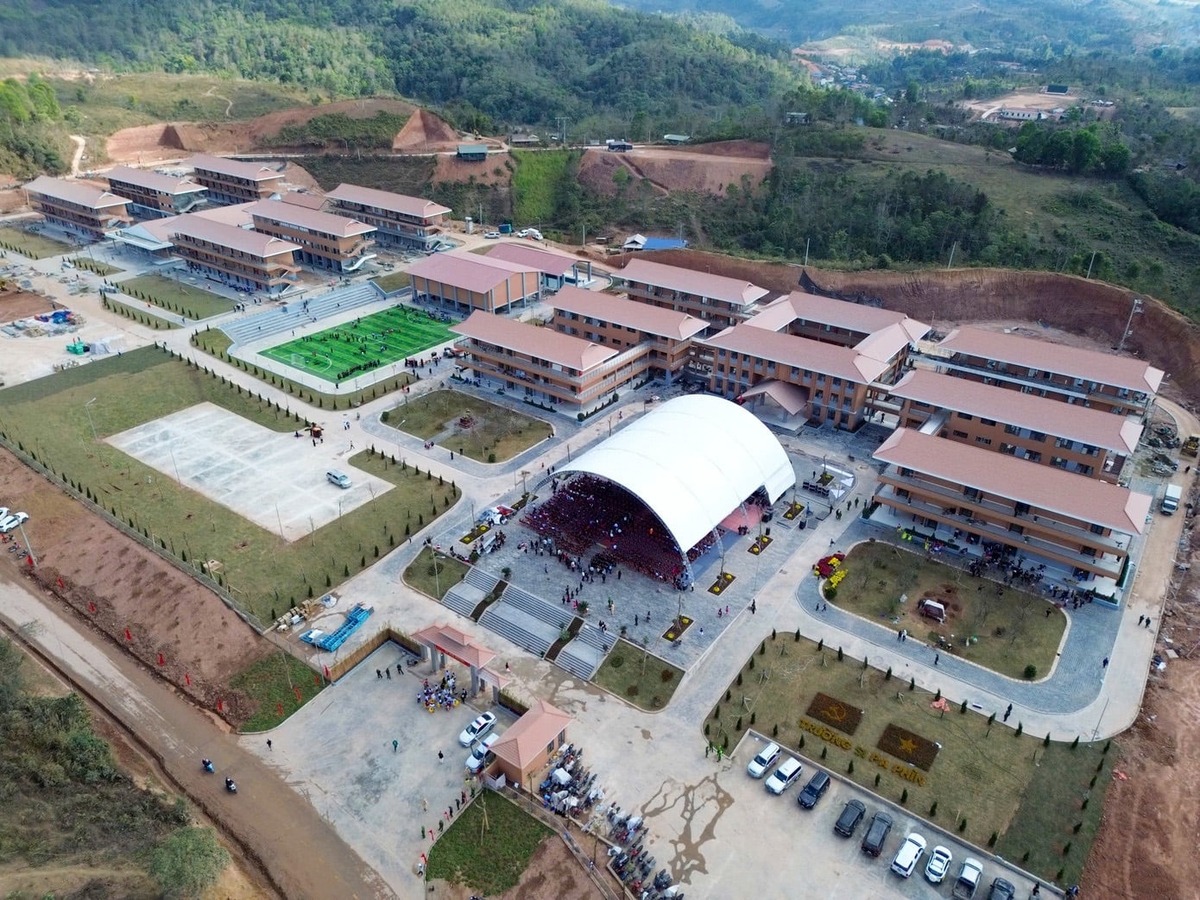 Trường phổ th&ocirc;ng nội tr&uacute; li&ecirc;n cấp TH v&agrave; THCS Si Pa Ph&igrave;n, tỉnh Đi&ecirc;̣n Bi&ecirc;n.