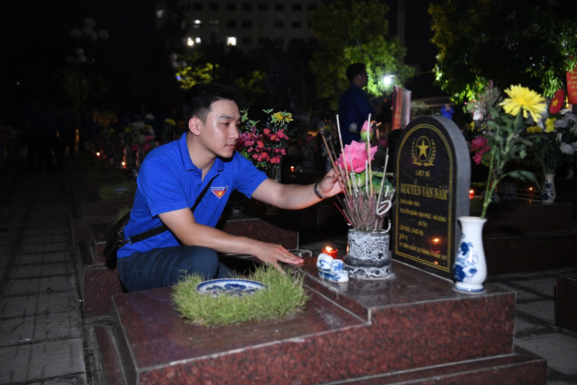Tu&ocirc;̉i trẻ Đoàn Thanh ni&ecirc;n Cơ quan T.Ư Đoàn d&acirc;ng nén nhang thơm, tri &acirc;n các Anh hùng Li&ecirc;̣t sĩ.