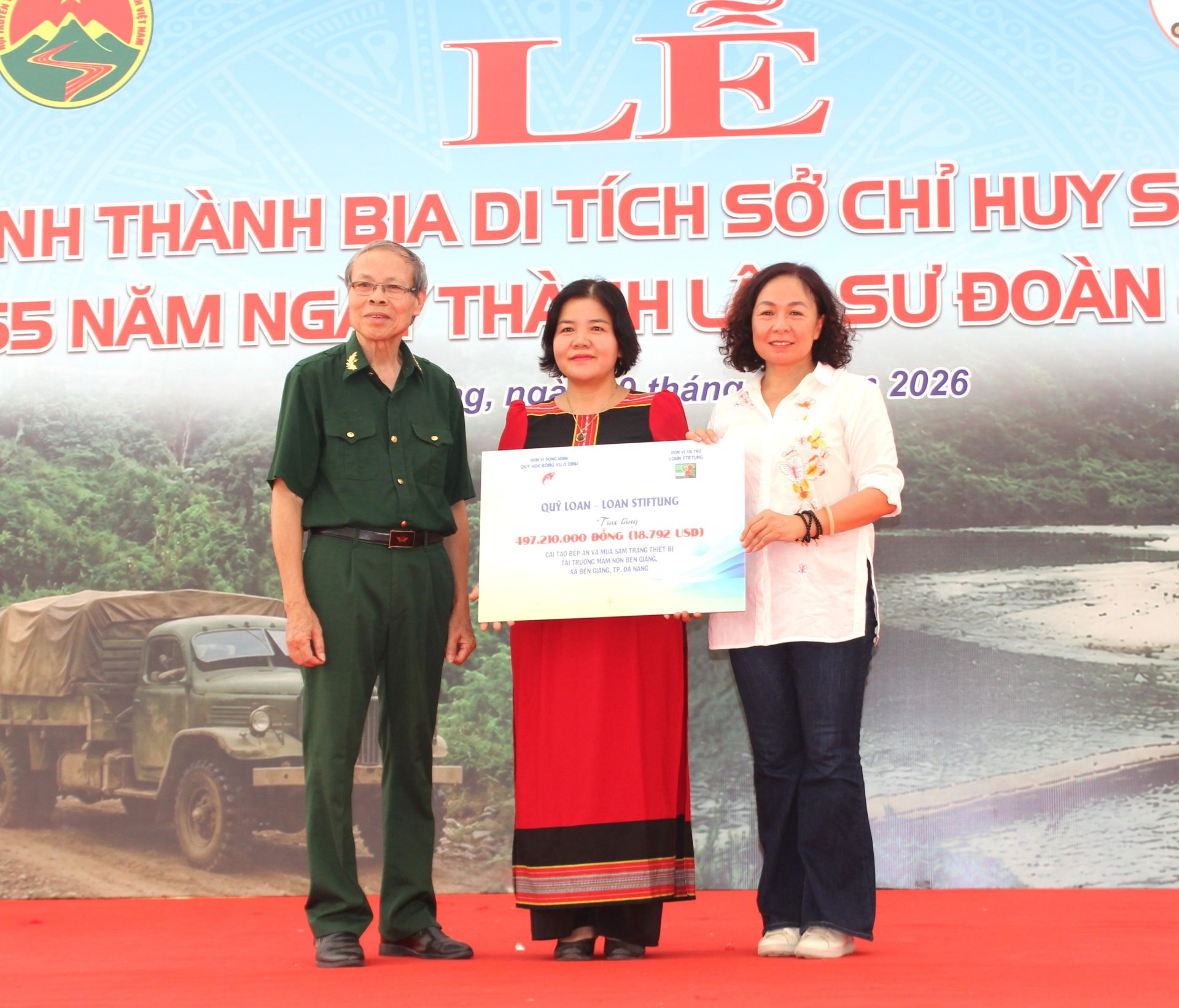 Trao biển tặng c&ocirc;ng tr&igrave;nh bếp ăn cho trường mầm non Bến Giằng.