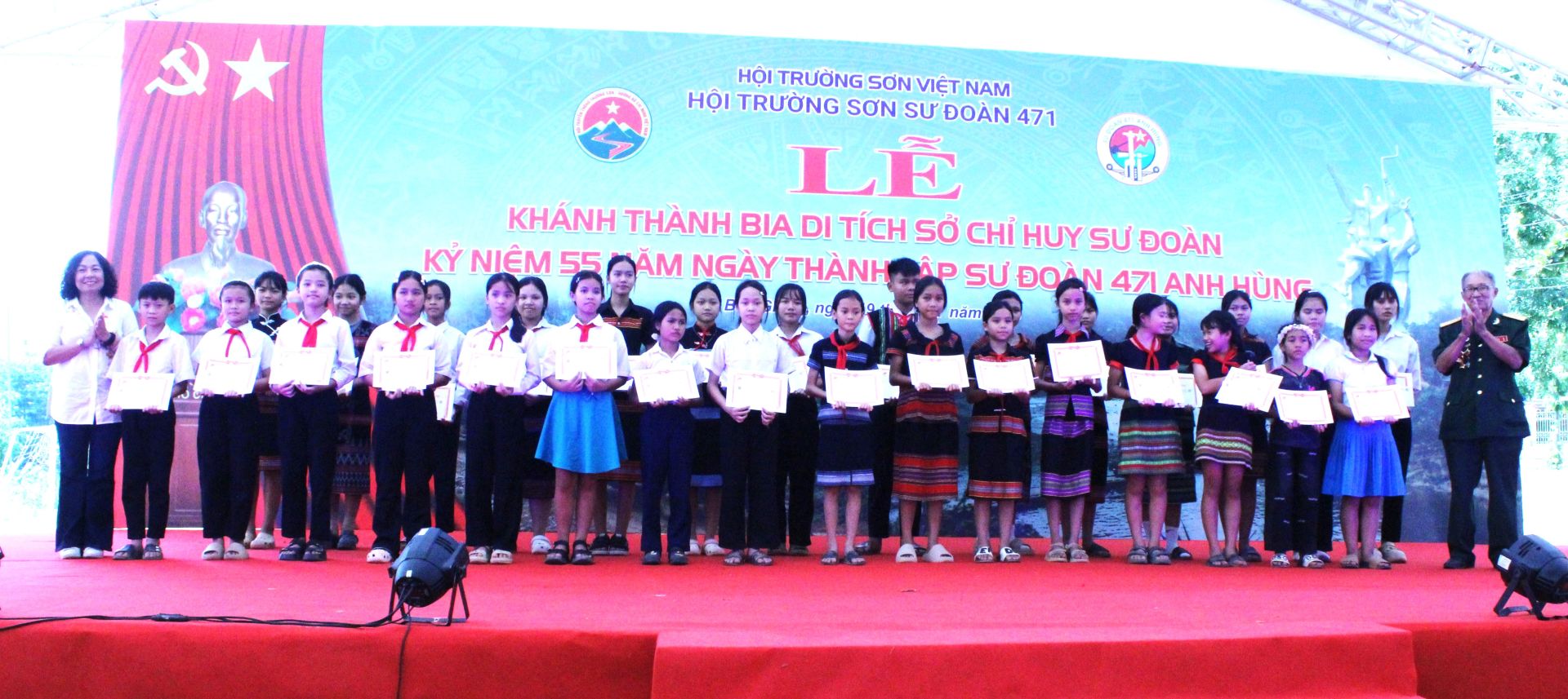 Trao học bổng &ldquo;V&igrave; tuổi trẻ v&ugrave;ng cao v&agrave; hải đảo&rdquo; cho học sinh c&aacute;c đồng b&agrave;o d&acirc;n tộc tại x&atilde; Bến Giằng.
