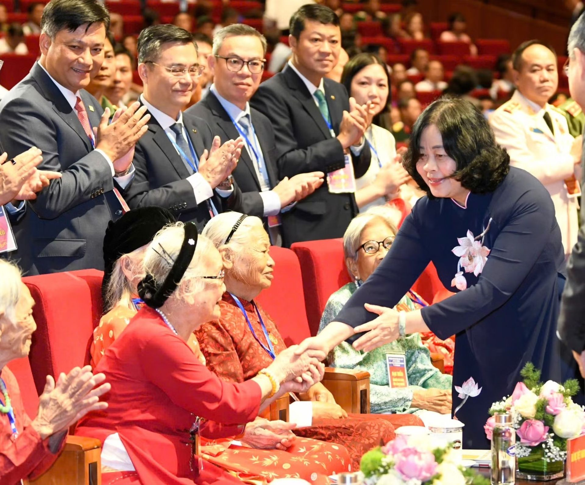 Chủ tịch Ủy ban T.Ư MTTQ Vi&ecirc;̣t Nam Bùi Thị Minh Hoài thăm hỏi các Mẹ Vi&ecirc;̣t Nam anh hùng.