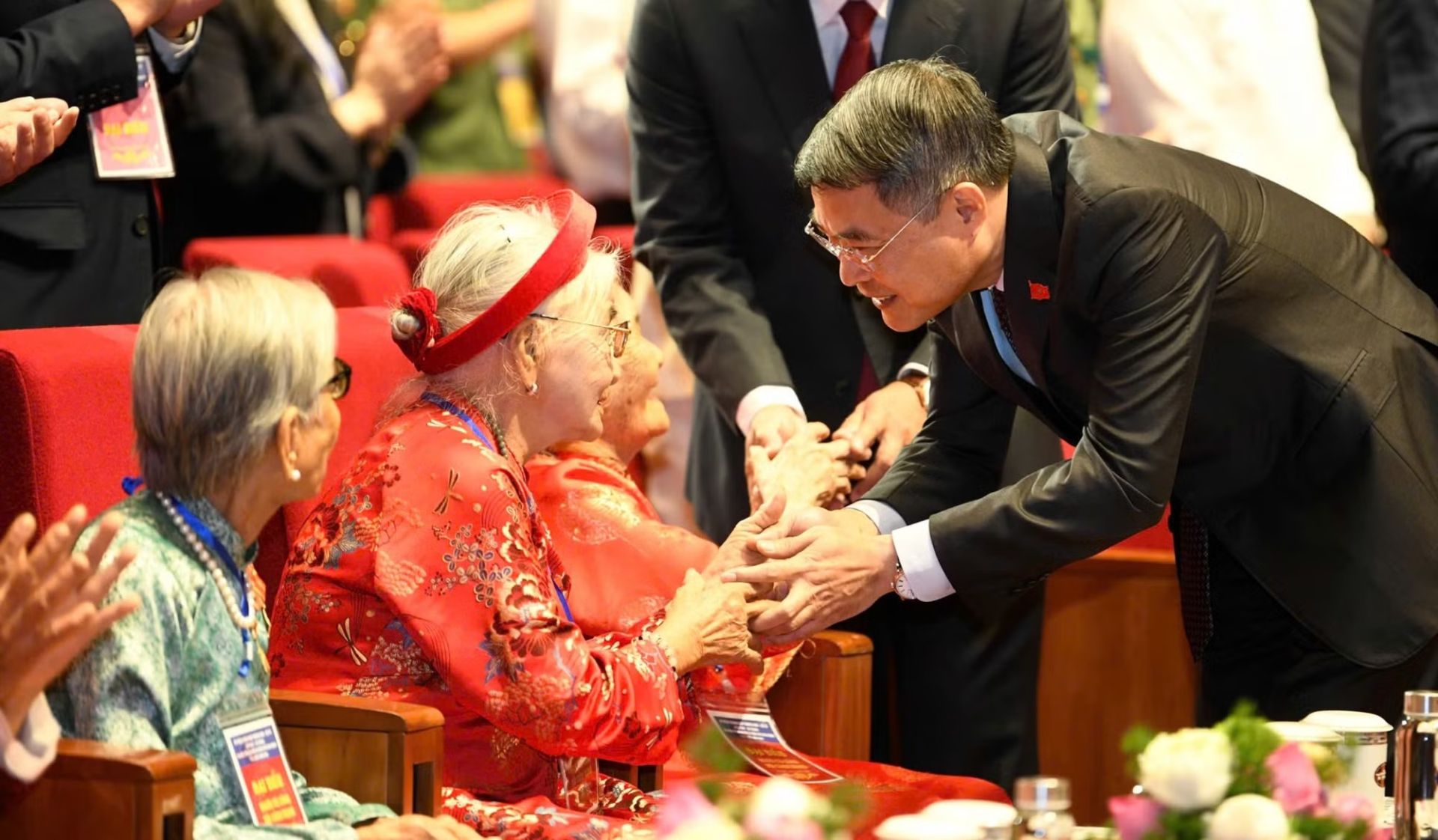 Thủ tướng L&ecirc; Minh Hưng thăm hỏi c&aacute;c Mẹ Việt Nam Anh h&ugrave;ng.