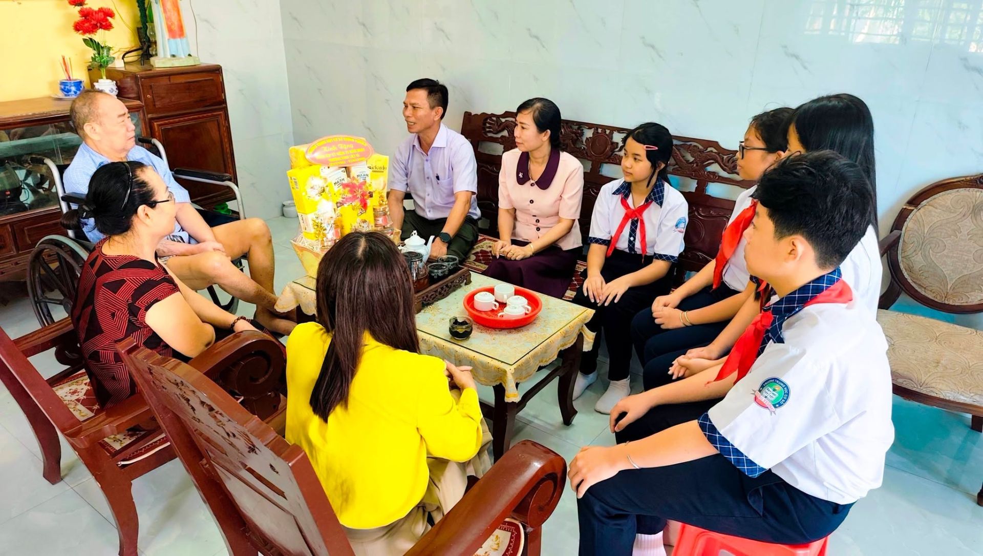 Th&acirc;̀y và trò trường THCS Trưng Vương (phường Xu&acirc;n L&ocirc;̣c, tỉnh Đ&ocirc;̀ng Nai) thăm và tặng quà gia đình chính sách, hoạt đ&ocirc;̣ng kháng chi&ecirc;́n chịu ảnh hưởng của ch&acirc;́t đ&ocirc;̣c màu da cam. (Ảnh: THCS Xu&acirc;n L&ocirc;̣c)