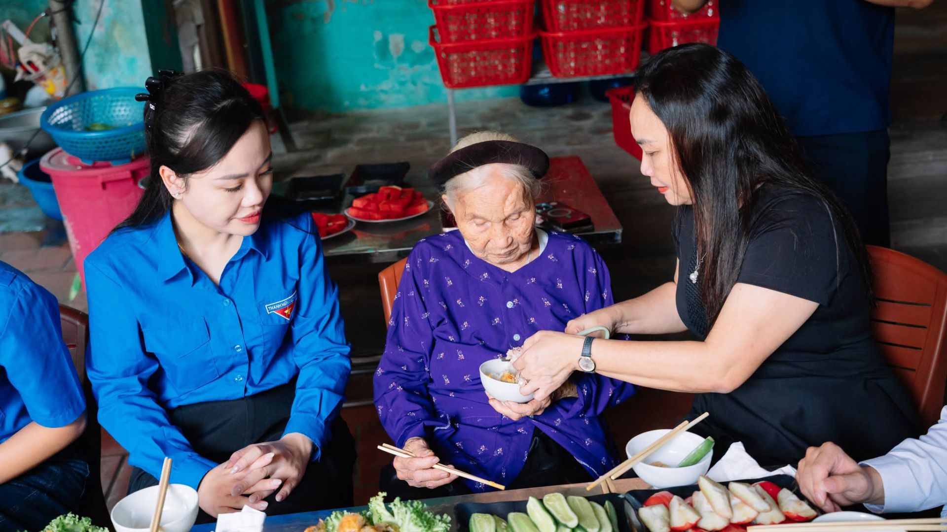 C&ocirc; và trò trường Ti&ecirc;̉u học và THCS FPT tới thăm, nấu bữa cơm tri &acirc;n bà Đ&agrave;m Thị Ngọ (sinh năm 1942) , là vợ Liệt sỹ Nguyễn Văn B&iacute;nh tại phường Bắc Giang (tỉnh Bắc Ninh).