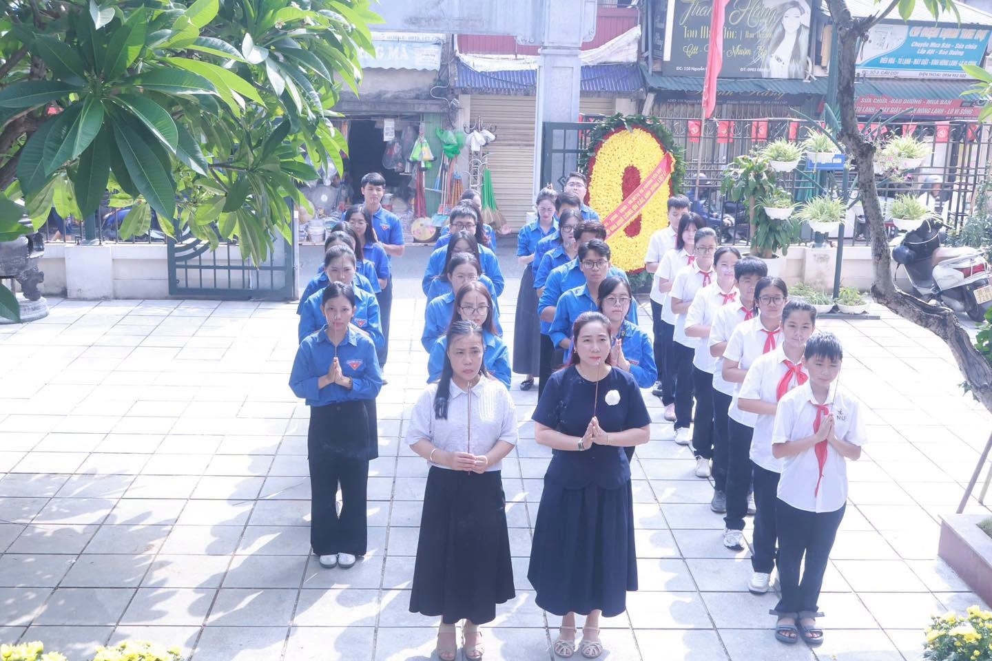 C&ocirc; và trò trường THCS Nguy&ecirc;̃n Như Uy&ecirc;n (TP. Hà N&ocirc;̣i) d&acirc;ng hương tri &acirc;n tại Nghĩa trang phường Y&ecirc;n Hòa.