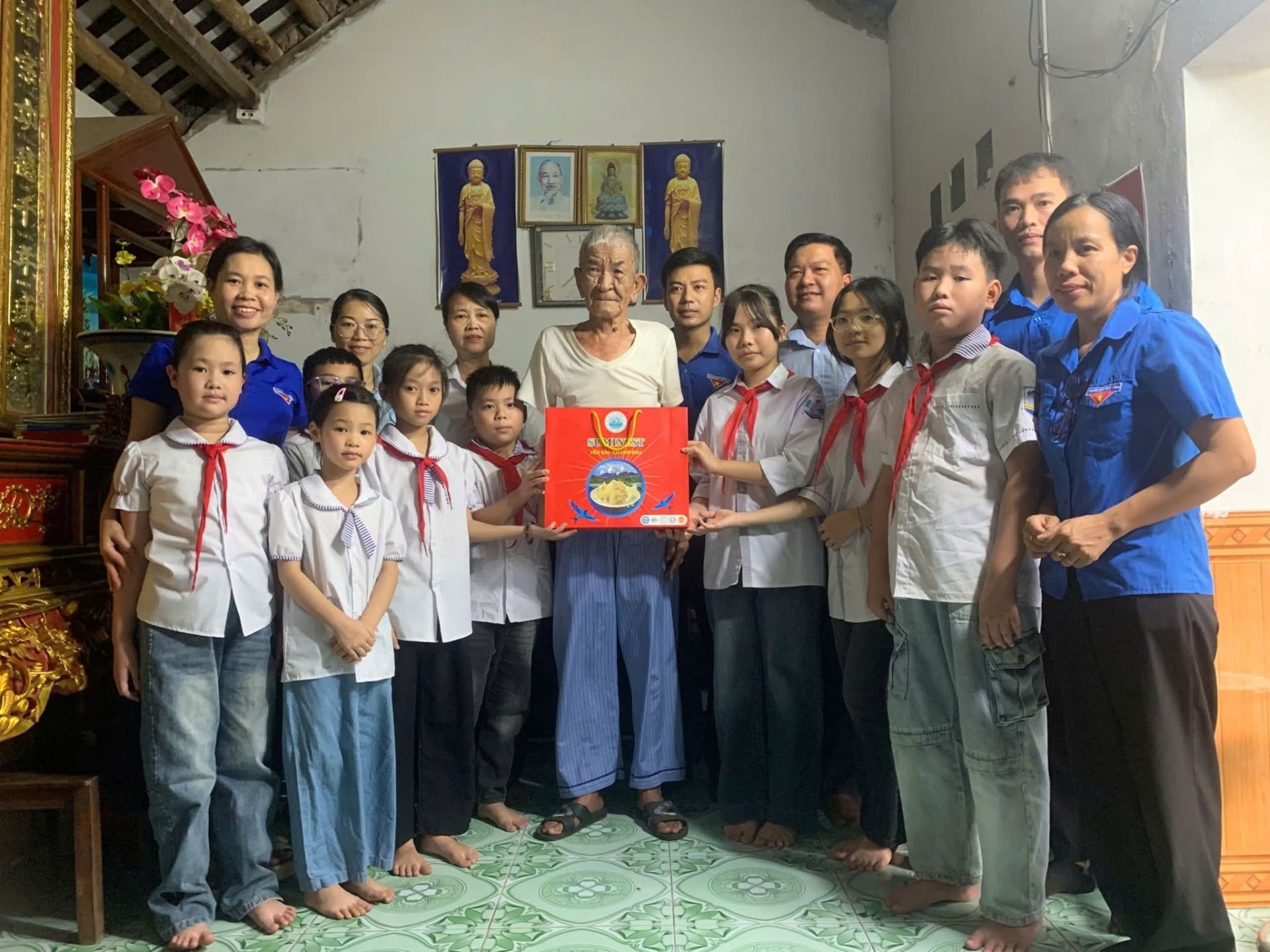 Li&ecirc;n đội c&aacute;c trường Tiểu học Kh&aacute;nh Nhạc A v&agrave; THCS Kh&aacute;nh Nhạc tổ chức cho c&aacute;c em đội vi&ecirc;n, thiếu ni&ecirc;n v&agrave; nhi đồng gặp gỡ thăm hỏi, tặng qu&agrave; gia đ&igrave;nh