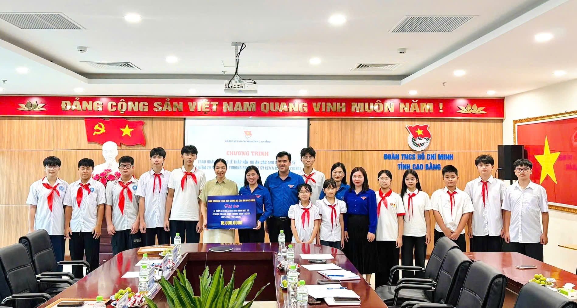 Các bạn học sinh 2 trường Ti&ecirc;̉u học Hợp Giang và THCS Hợp Giang (tỉnh Cao Bằng) đã cùng nhau quy&ecirc;n góp 16 tri&ecirc;̣u đ&ocirc;̀ng, chung tay ủng h&ocirc;̣ L&ecirc;̃ thắp nến tri &acirc;n c&aacute;c Anh h&ugrave;ng Liệt sĩ do Tỉnh đoàn Cao Bằng t&ocirc;̉ chức. (Ảnh: Tỉnh đoàn Cao Bằng)