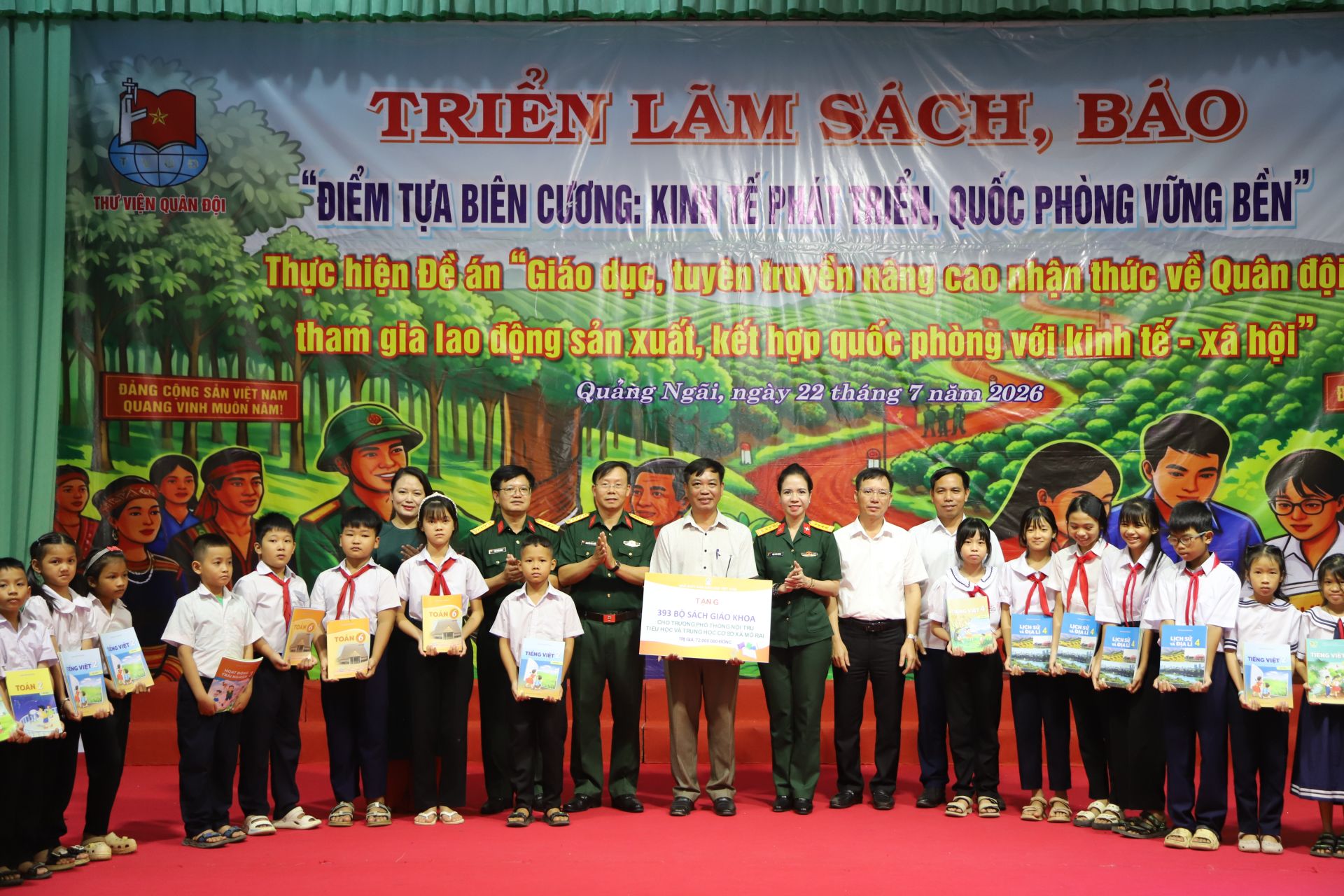 NXBGDVN tặng s&aacute;ch gi&aacute;o khoa cho Trường Phổ th&ocirc;ng li&ecirc;n cấp nội tr&uacute; Tiểu học v&agrave; THCS x&atilde; M&ocirc; Rai.