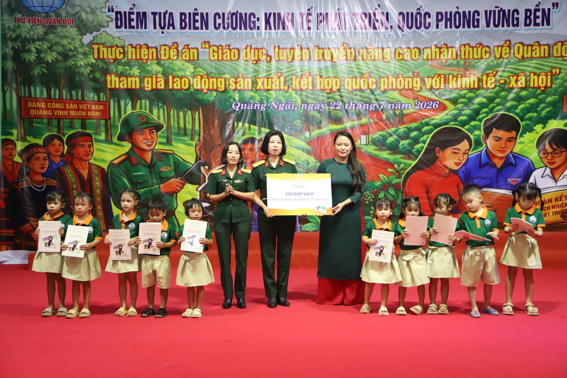 Đại diện NXBGDVN tặng s&aacute;ch cho Trường Mầm non 25 th&aacute;ng 3.