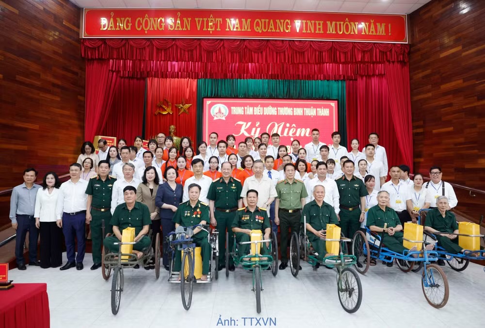 Tổng B&iacute; thư, Chủ tịch nước T&ocirc; L&acirc;m v&agrave; đại biểu với c&aacute;c c&aacute;n bộ v&agrave; thương binh, bệnh binh tại Trung t&acirc;m Điều dưỡng thương binh Thuận Th&agrave;nh.