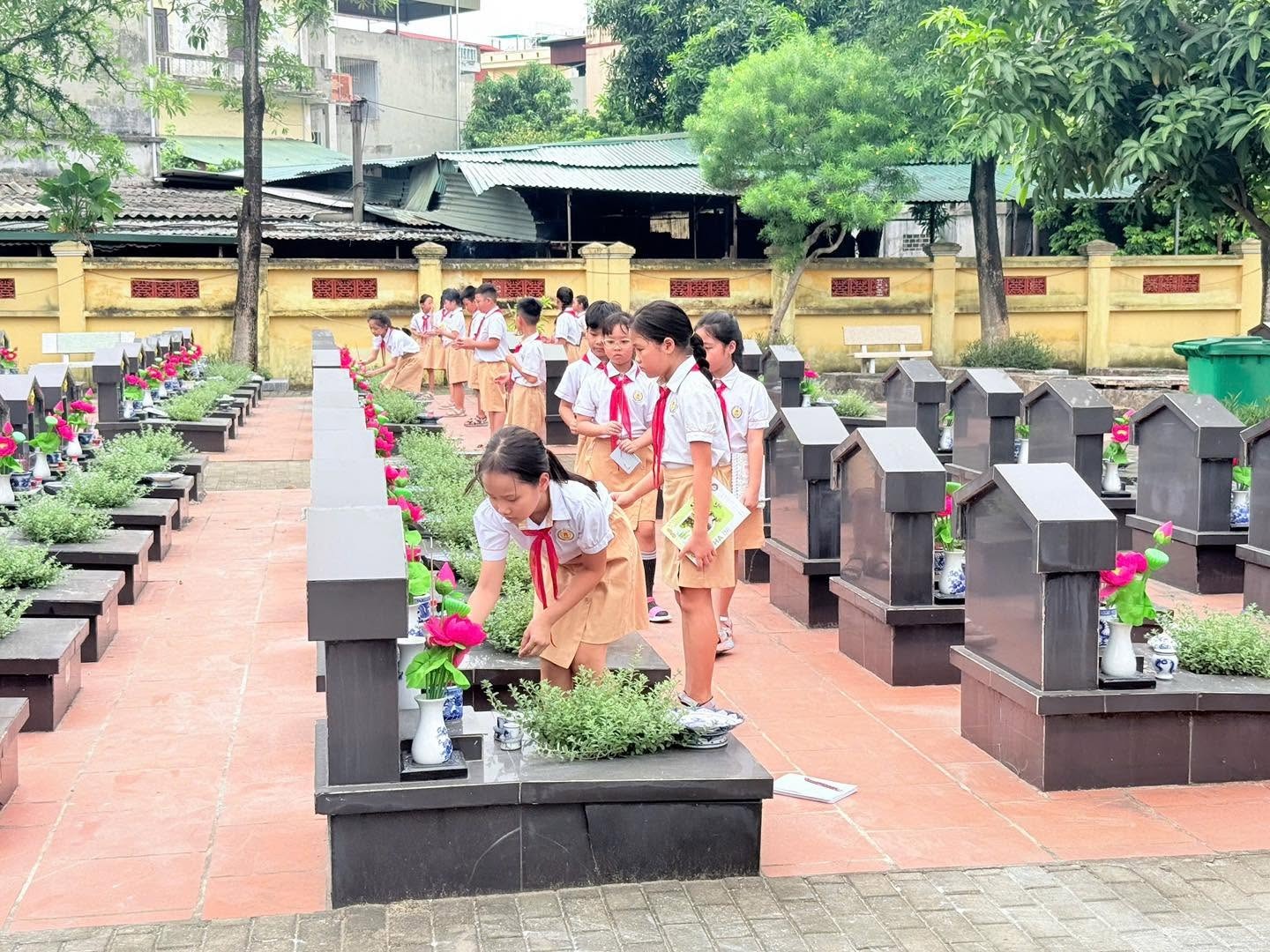 Các bạn học sinh trường Ti&ecirc;̉u học Ng&ocirc; Sĩ Ki&ecirc;̣n (phường Thanh Trì, TP. Hà N&ocirc;̣i) d&acirc;ng hương tại nghĩa trang li&ecirc;̣t sĩ địa phương.