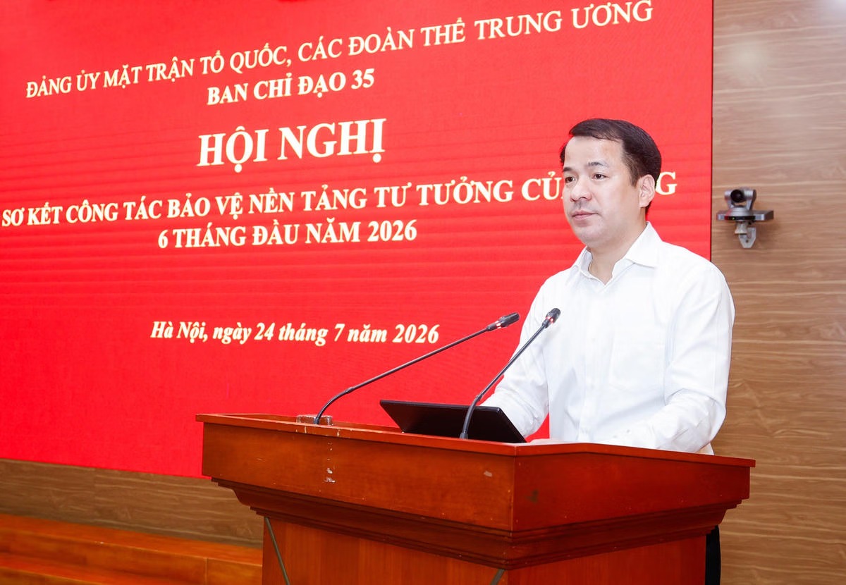 Bác Ng&ocirc; Văn Cương - Ph&oacute; B&iacute; thư, Trưởng Ban Chỉ đạo 35 Đảng ủy Mặt trận Tổ quốc, c&aacute;c đo&agrave;n thể Trung ương ph&aacute;t biểu tại Hội nghị. (Ảnh: Quang Vinh)