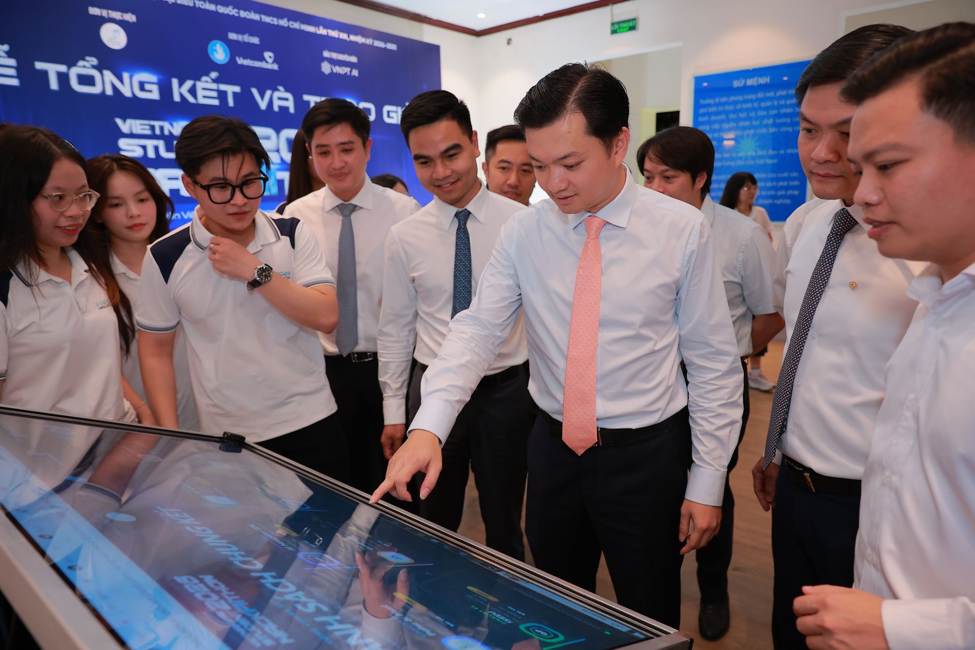 Anh Nguy&ecirc;̃n Minh Tri&ecirc;́t và các đại bi&ecirc;̉u tham quan các m&ocirc; hình đoạt giải.