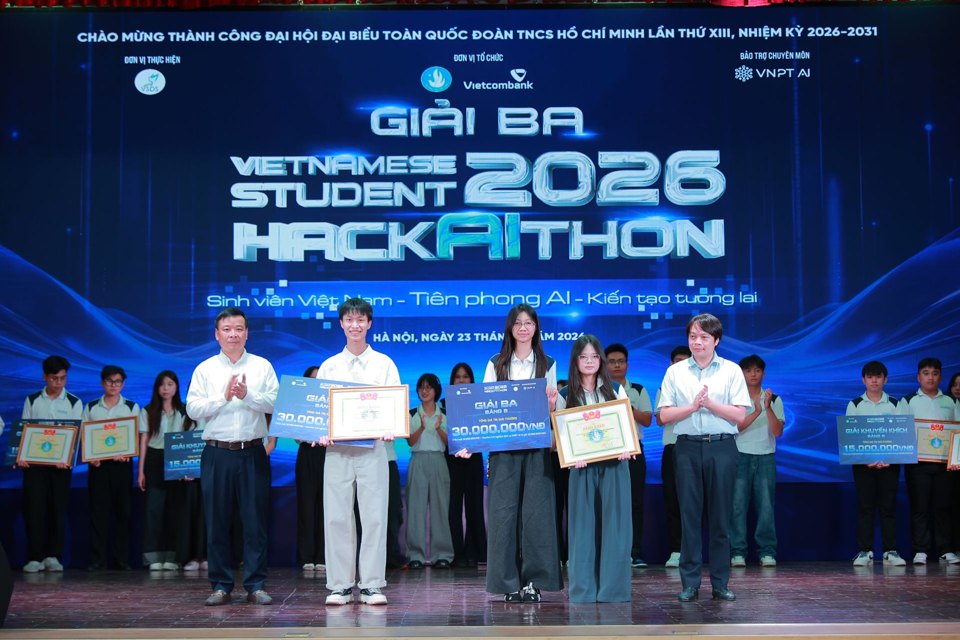 Ban T&ocirc;̉ chức trao giải cho các đ&ocirc;̣i thi.