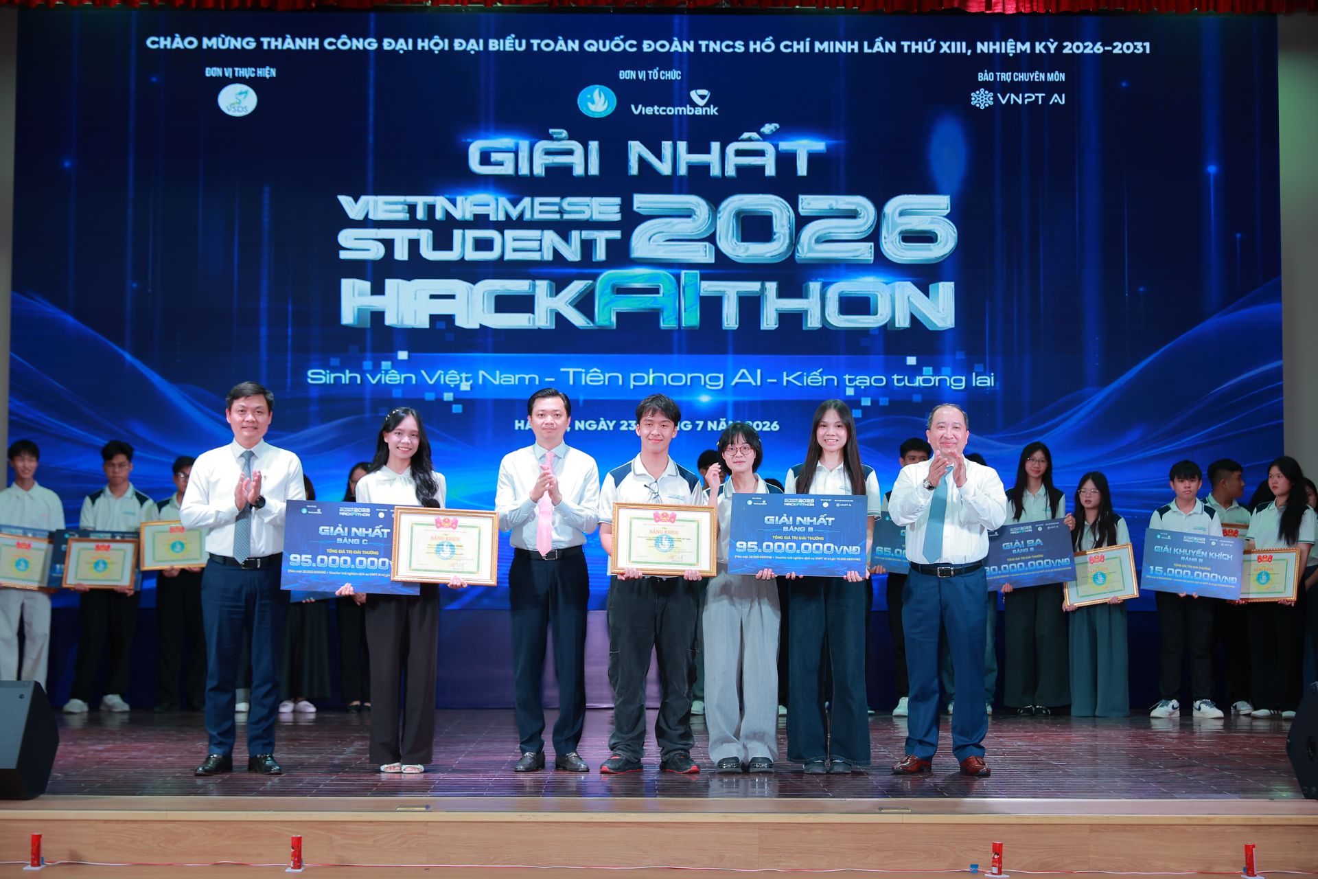 Ban T&ocirc;̉ chức trao giải cho các thí sinh xu&acirc;́t sắc.