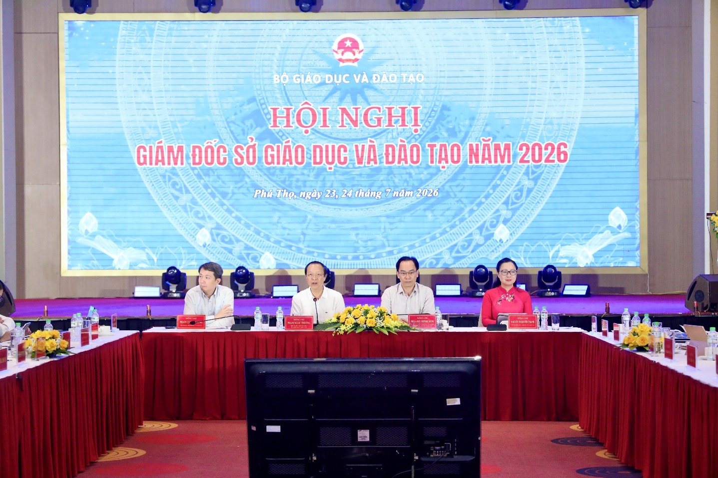 Các đại bi&ecirc;̉u chủ trì h&ocirc;̣i nghị.