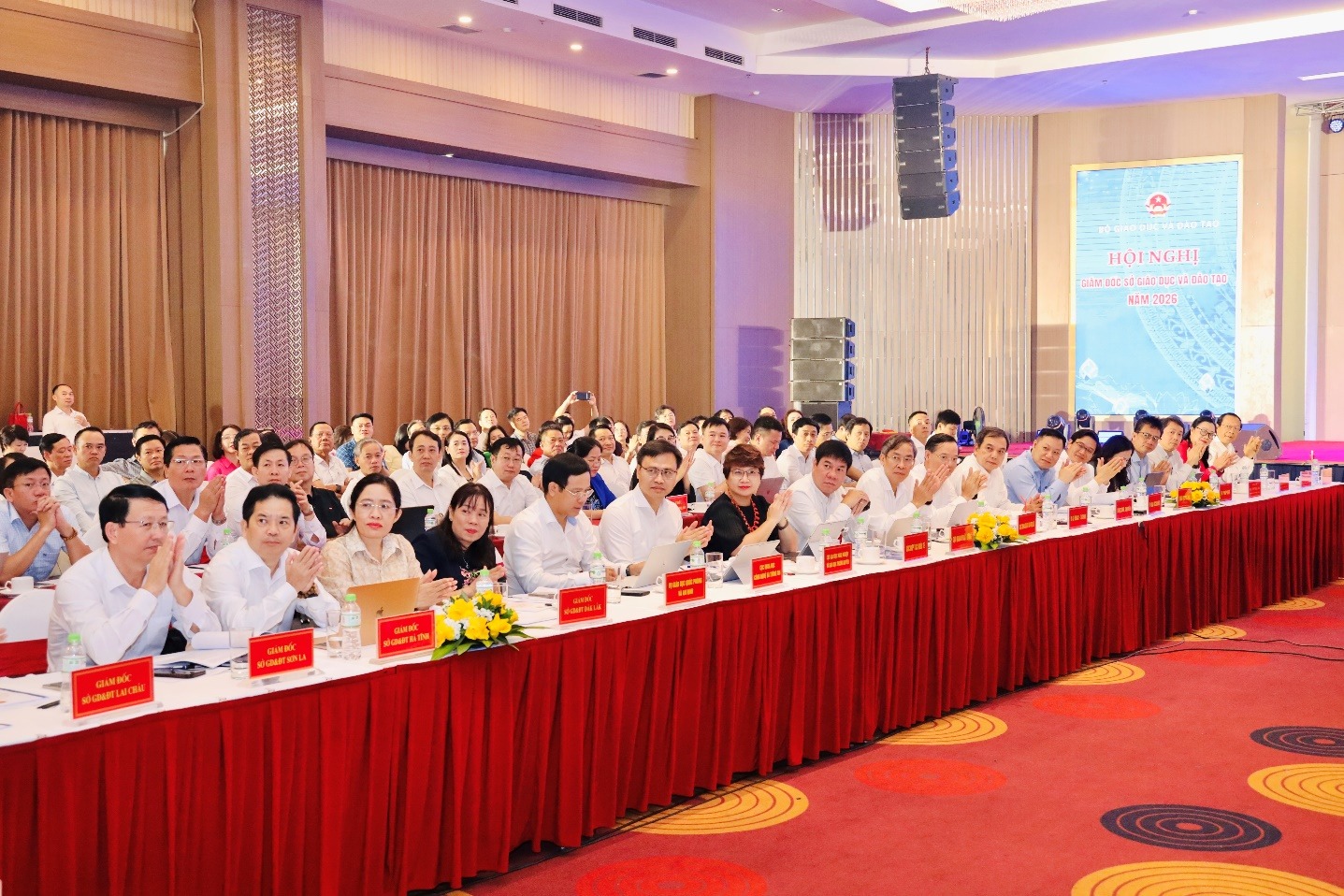 Quang cảnh h&ocirc;̣i nghị.