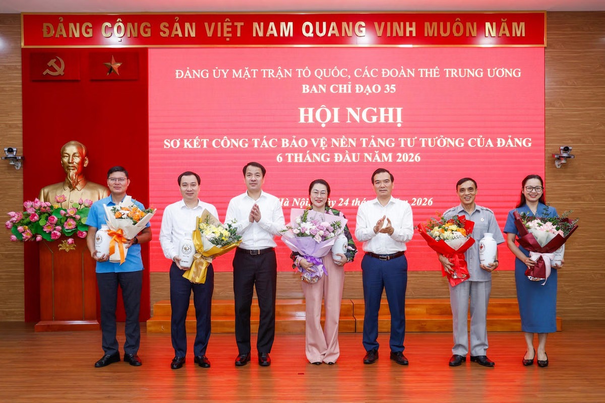 Bác  Ng&ocirc; Văn Cương - Ph&oacute; B&iacute; thư, Trưởng Ban Chỉ đạo 35 Đảng ủy; đồng ch&iacute; Nguyễn Minh Chung - Ủy vi&ecirc;n Ban Thường vụ, Trưởng Ban Tuy&ecirc;n gi&aacute;o v&agrave; D&acirc;n vận Đảng ủy, Ph&oacute; Trưởng ban Thường trực Ban Chỉ đạo 35 Đảng ủy tặng hoa tri &acirc;n c&aacute;c th&agrave;nh vi&ecirc;n th&ocirc;i kh&ocirc;ng tham gia Ban Chỉ đạo 35 Đảng ủy nhiệm kỳ 2025 &ndash; 2030.