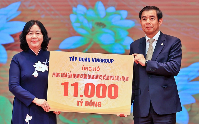 Ủy vi&ecirc;n Bộ Ch&iacute;nh trị, B&iacute; thư Trung ương Đảng, Chủ tịch Ủy ban Trung ương Mặt trận Tổ quốc Việt Nam B&ugrave;i Thị Minh Ho&agrave;i tiếp nhận 11.000 tỷ đồng từ Tập đo&agrave;n Vingroup. Ảnh: VGP