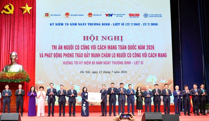 B&agrave; B&ugrave;i Thị Minh Ho&agrave;i, Ủy vi&ecirc;n Bộ Ch&iacute;nh trị, B&iacute; thư Trung ương Đảng, Chủ tịch Ủy ban Trung ương MTTQ Việt Nam tiếp nhận ủng hộ từ ng&agrave;nh ng&acirc;n h&agrave;ng số tiền 300 tỉ đồng  (Ảnh: VGP)