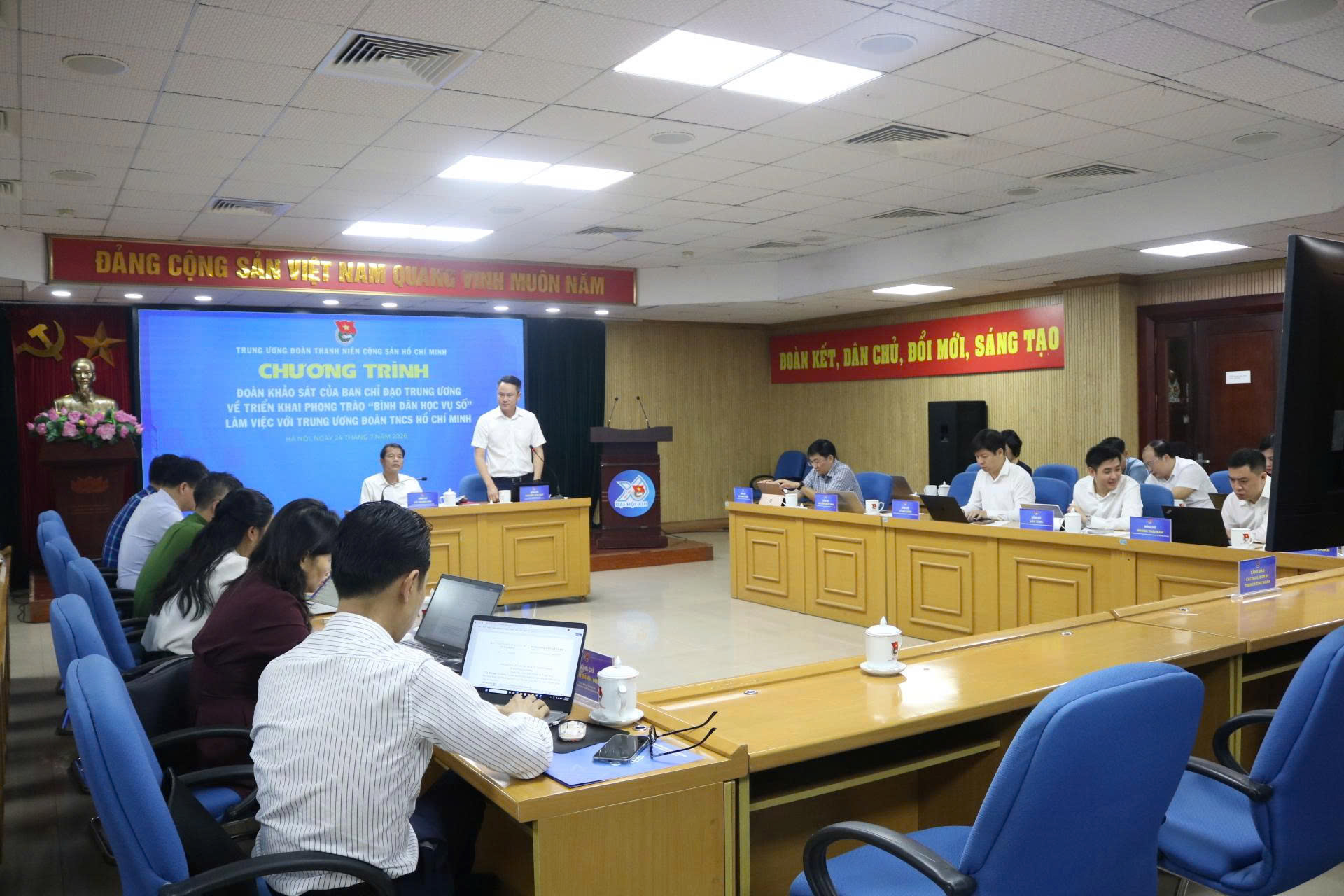 Quang cảnh chương trình làm vi&ecirc;̣c.