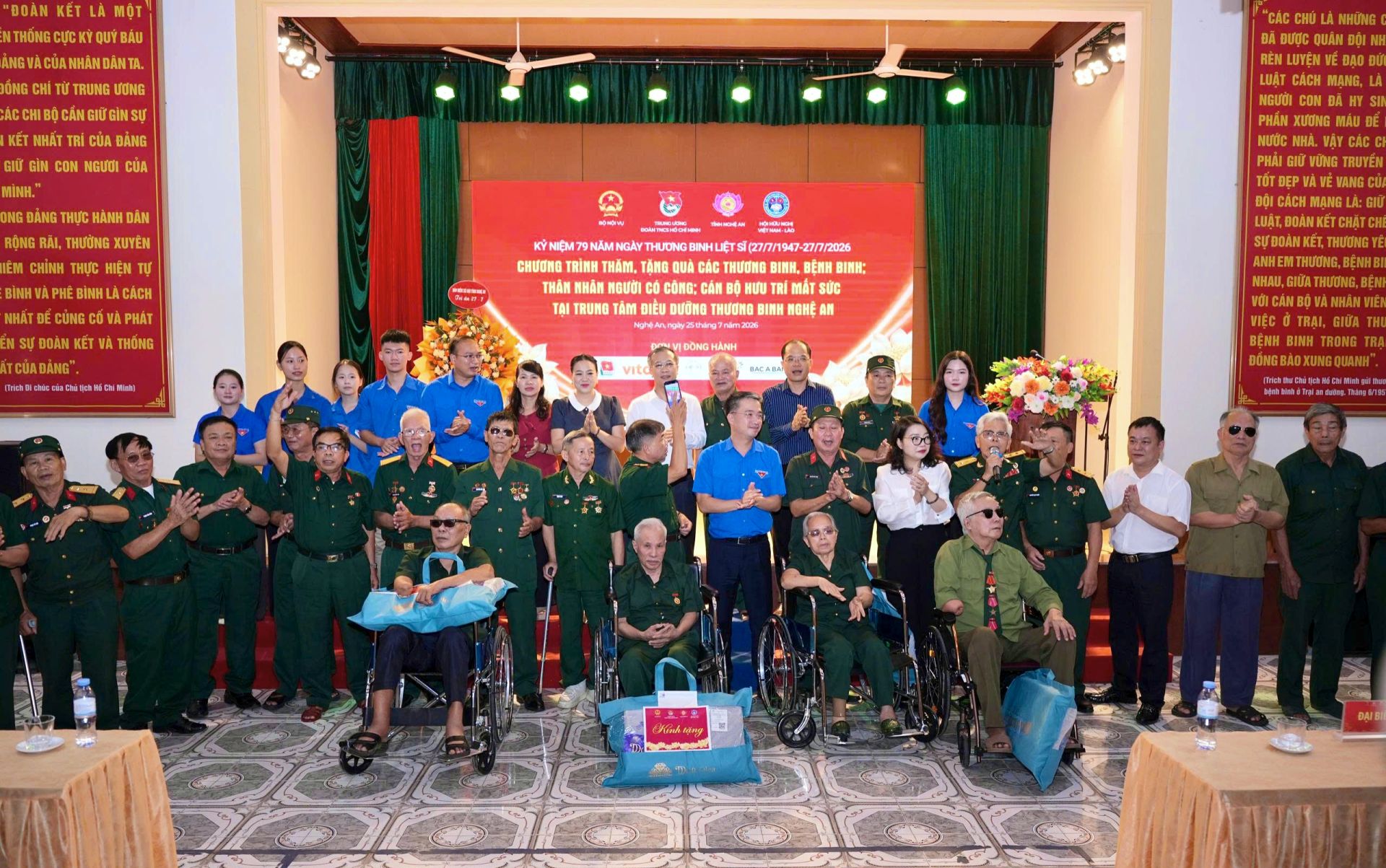 Tại chương tr&igrave;nh, T.Ư Đo&agrave;n đ&atilde; trao tặng qu&agrave; tới Trung t&acirc;m Điều dưỡng thương binh Nghệ An c&ugrave;ng c&aacute;c thương binh, bệnh binh đang điều trị tại đ&acirc;y.