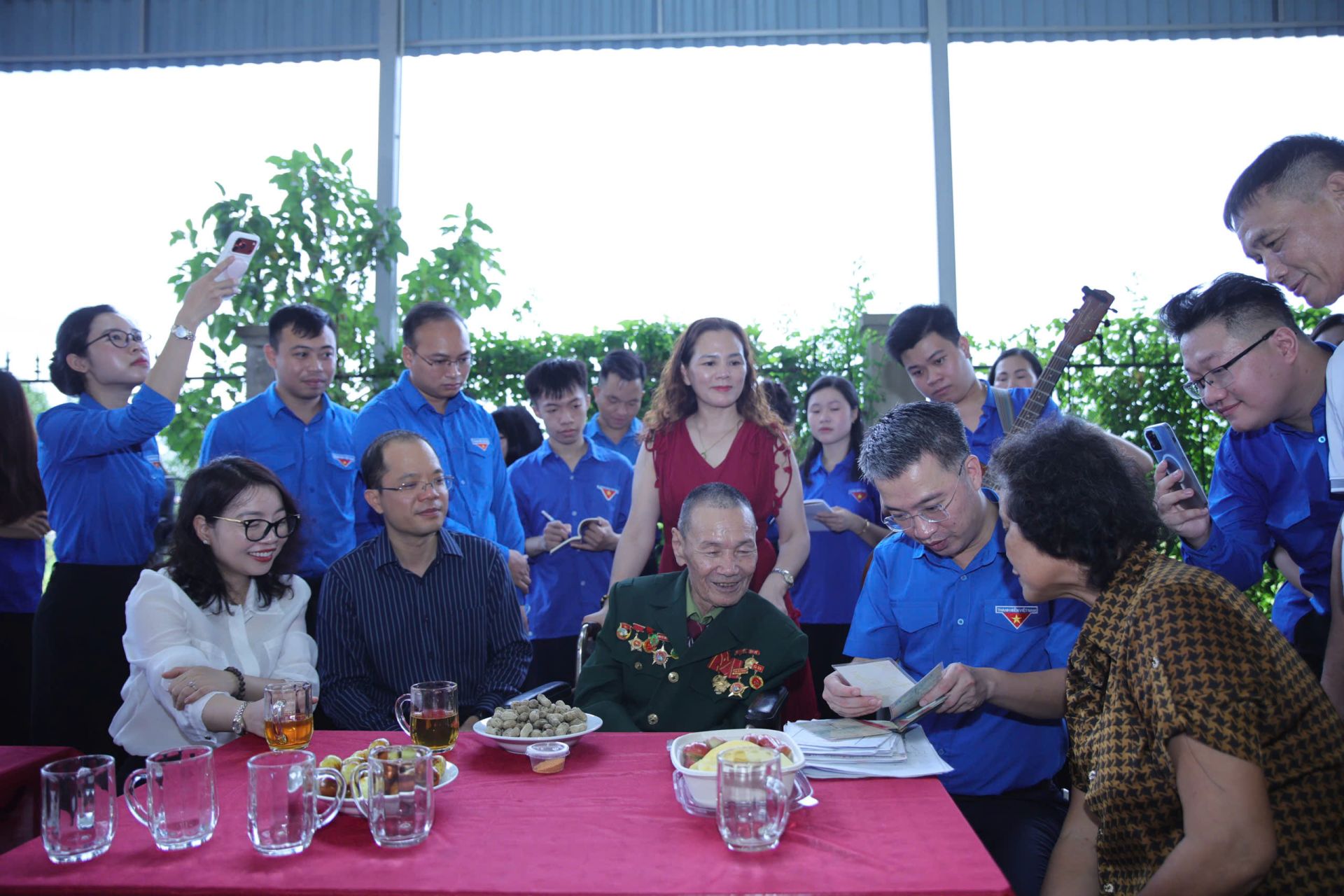 Tiếp đ&oacute;, B&iacute; thư T.Ư Đo&agrave;n Nguyễn Tường L&acirc;m đến thăm, trao qu&agrave; cho thương binh L&ecirc; Văn Uy&ecirc;n (96 tuổi, phường Vinh Ph&uacute;, Nghệ An). &Ocirc;ng Uy&ecirc;n l&agrave; thương binh 4/4, cựu thanh ni&ecirc;n xung phong từng tham gia kh&aacute;ng chiến chống Ph&aacute;p từ năm 1948, g&oacute;p mặt trong Chiến dịch Điện Bi&ecirc;n Phủ với nhiệm vụ đ&agrave;o hầm phục vụ chiến đấu. Hiện sức khỏe của &ocirc;ng đ&atilde; yếu, ho&agrave;n cảnh gia đ&igrave;nh c&ograve;n nhiều kh&oacute; khăn.