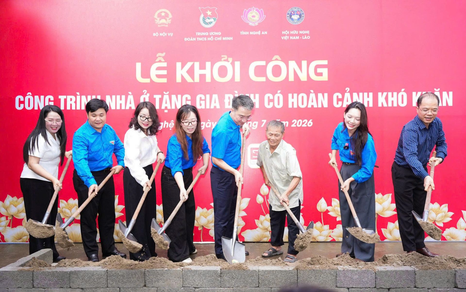 C&aacute;c đại biểu trong đo&agrave;n c&ocirc;ng t&aacute;c thực hiện lễ khởi c&ocirc;ng 