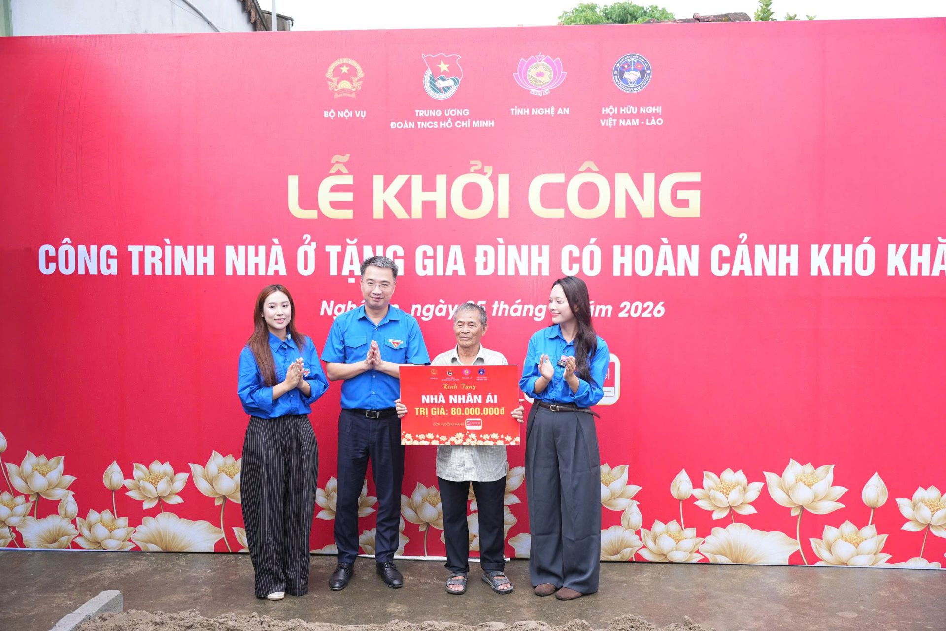 Thay mặt Ban B&iacute; thư T.Ư Đo&agrave;n, anh Nguyễn Tường L&acirc;m trao hỗ trợ 80 triệu đồng để x&acirc;y dựng ng&ocirc;i nh&agrave; mới; Tỉnh đo&agrave;n Nghệ An cũng d&agrave;nh nhiều phần qu&agrave; động vi&ecirc;n gia đ&igrave;nh.