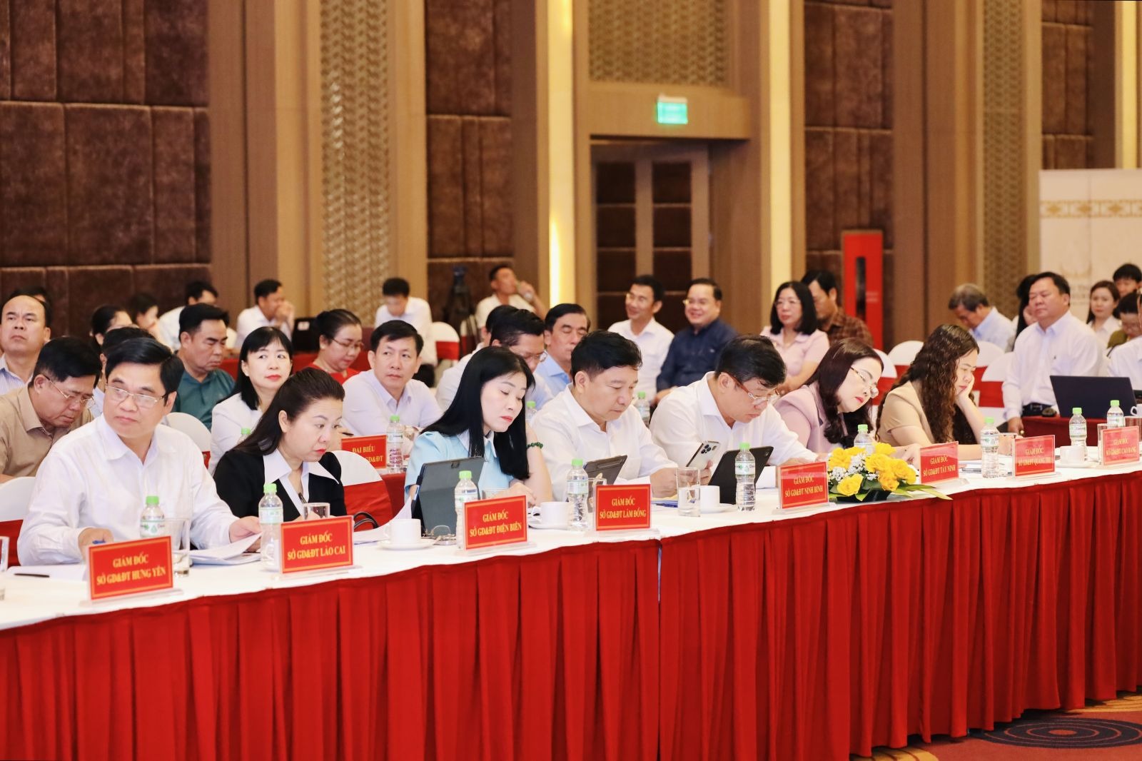 Các đại bi&ecirc;̉u tham dự h&ocirc;̣i nghị.