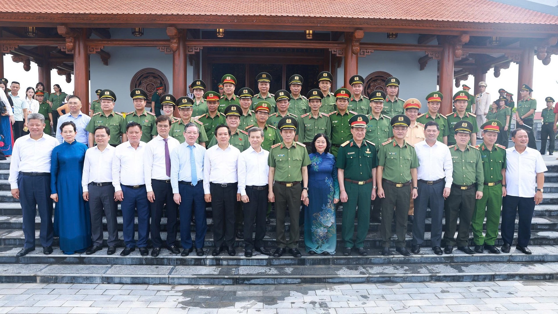  Chủ tịch Uỷ ban Trung ương MTTQ Việt Nam B&ugrave;i Thị Minh Ho&agrave;i, Bộ trưởng Lương Tam Quang, Trưởng ban Nội ch&iacute;nh Trung ương L&ecirc; Minh Tr&iacute; v&agrave; c&aacute;c đại biểu tại Khu lưu niệm Anh h&ugrave;ng liệt sĩ CAND B&ugrave;i Thị C&uacute;c.