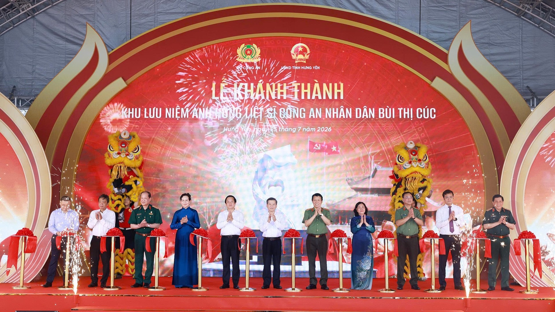  Chủ tịch Uỷ ban Trung ương MTTQ Việt Nam B&ugrave;i Thị Minh Ho&agrave;i, Bộ trưởng Lương Tam Quang, Trưởng ban Nội ch&iacute;nh Trung ương L&ecirc; Minh Tr&iacute; v&agrave; c&aacute;c đại biểu cắt băng kh&aacute;nh th&agrave;nh Khu lưu niệm Anh h&ugrave;ng liệt sĩ CAND B&ugrave;i Thị C&uacute;c.