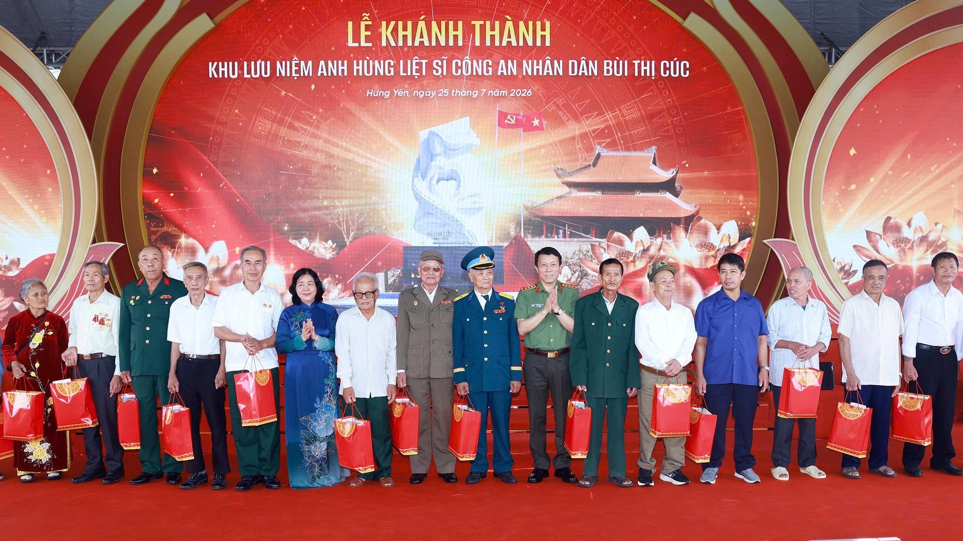 Chủ tịch Uỷ ban Trung ương MTTQ Việt Nam B&ugrave;i Thị Minh Ho&agrave;i v&agrave; Bộ trưởng Lương Tam Quang trao qu&agrave; tặng c&aacute;c thương binh, bệnh binh của x&atilde; Xu&acirc;n Tr&uacute;c.