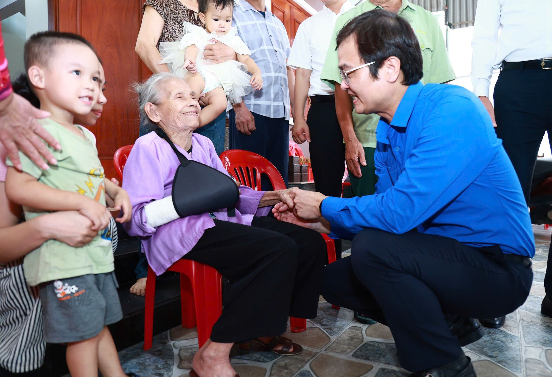 Anh B&ugrave;i Quang Huy &acirc;n cần hỏi thăm sức khỏe b&agrave; Trần Thị Th&ocirc;ng.