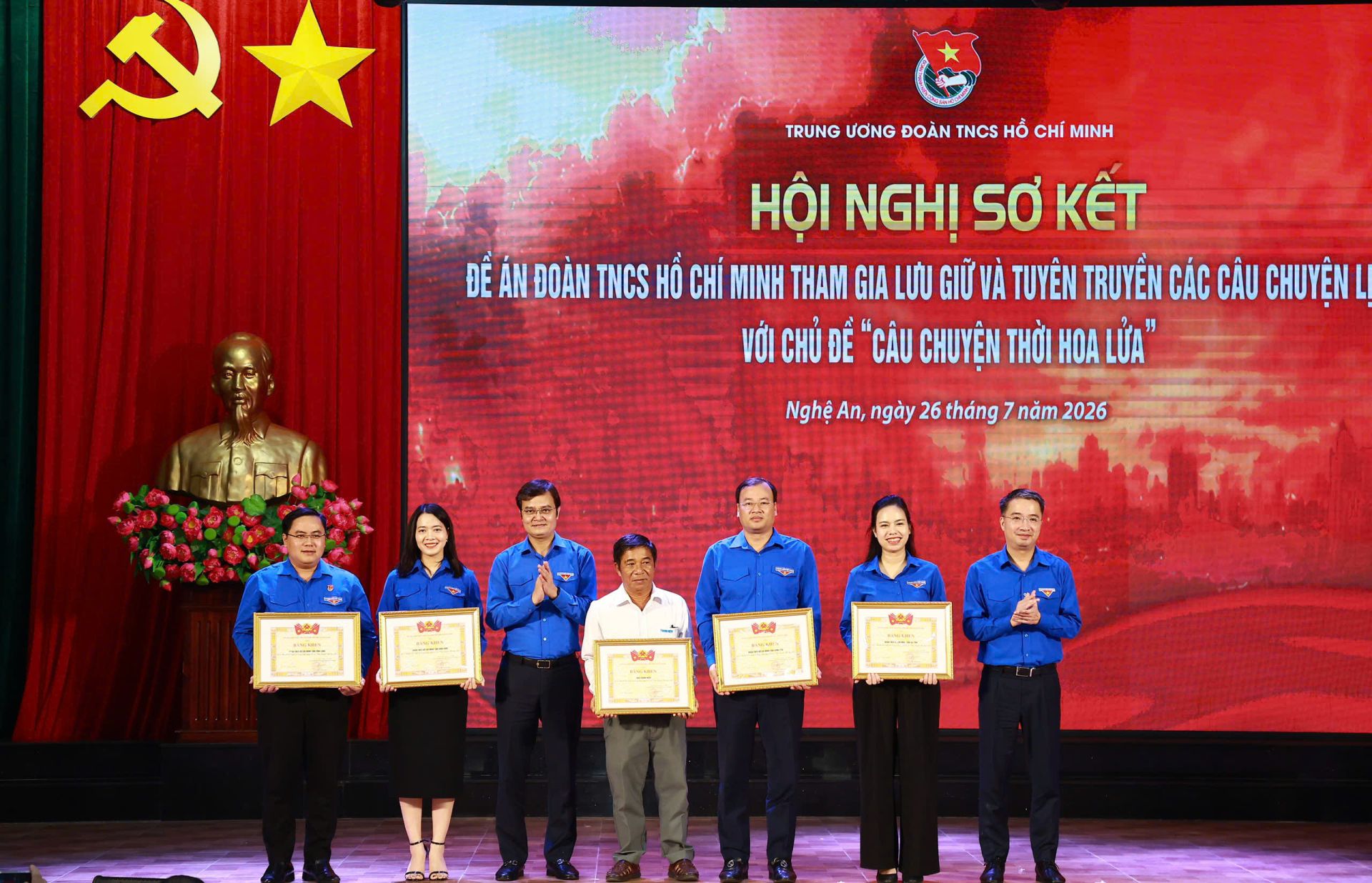 B&iacute; thư thứ nhất T.Ư Đo&agrave;n B&ugrave;i Quang Huy trao tặng Bằng khen cho c&aacute;c tập thể c&oacute; th&agrave;nh t&iacute;ch ti&ecirc;u biểu trong triển khai Đề &aacute;n.