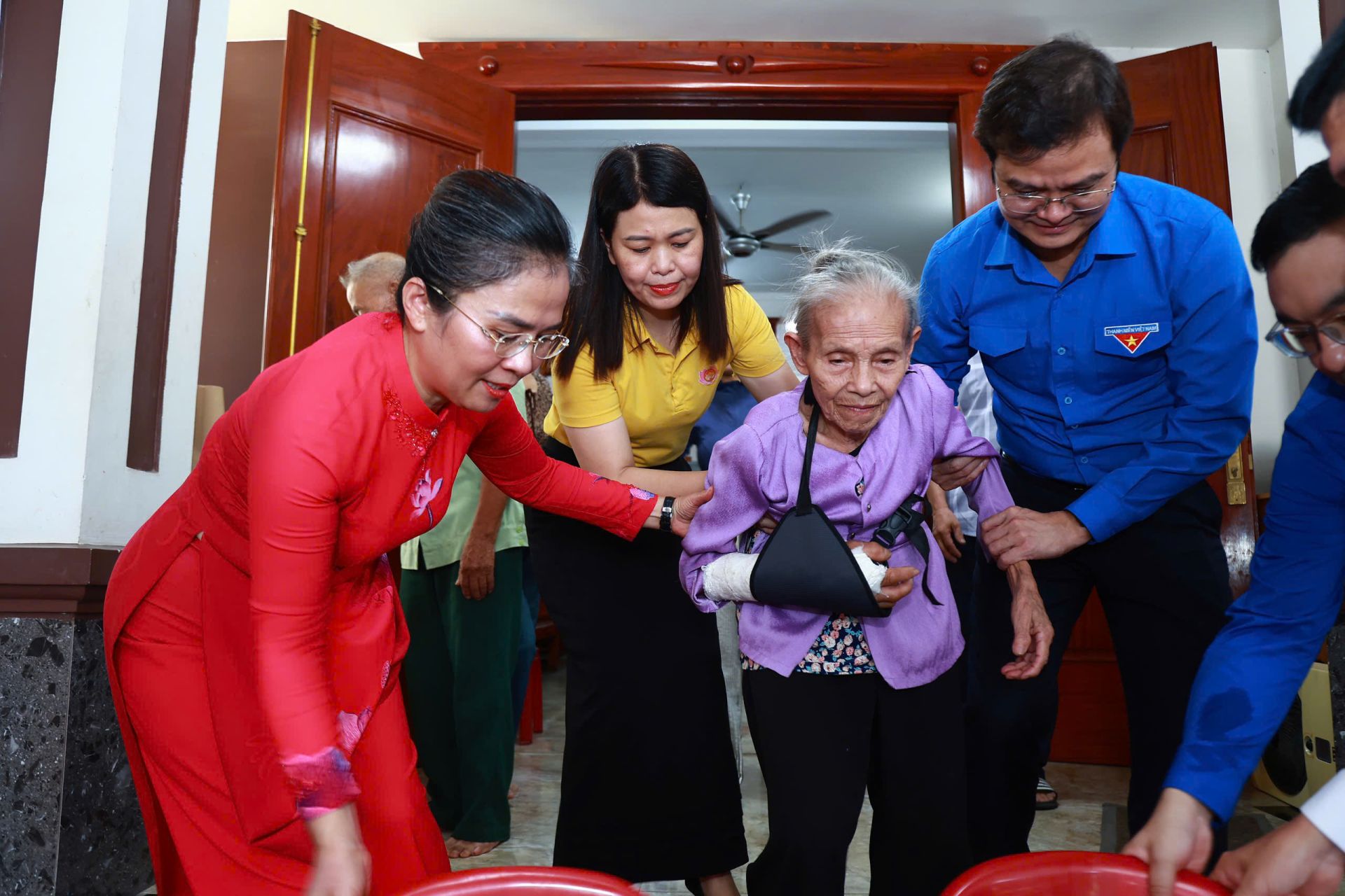 Anh B&ugrave;i Quang Huy gặp gỡ, tri &acirc;n cựu TNXP 