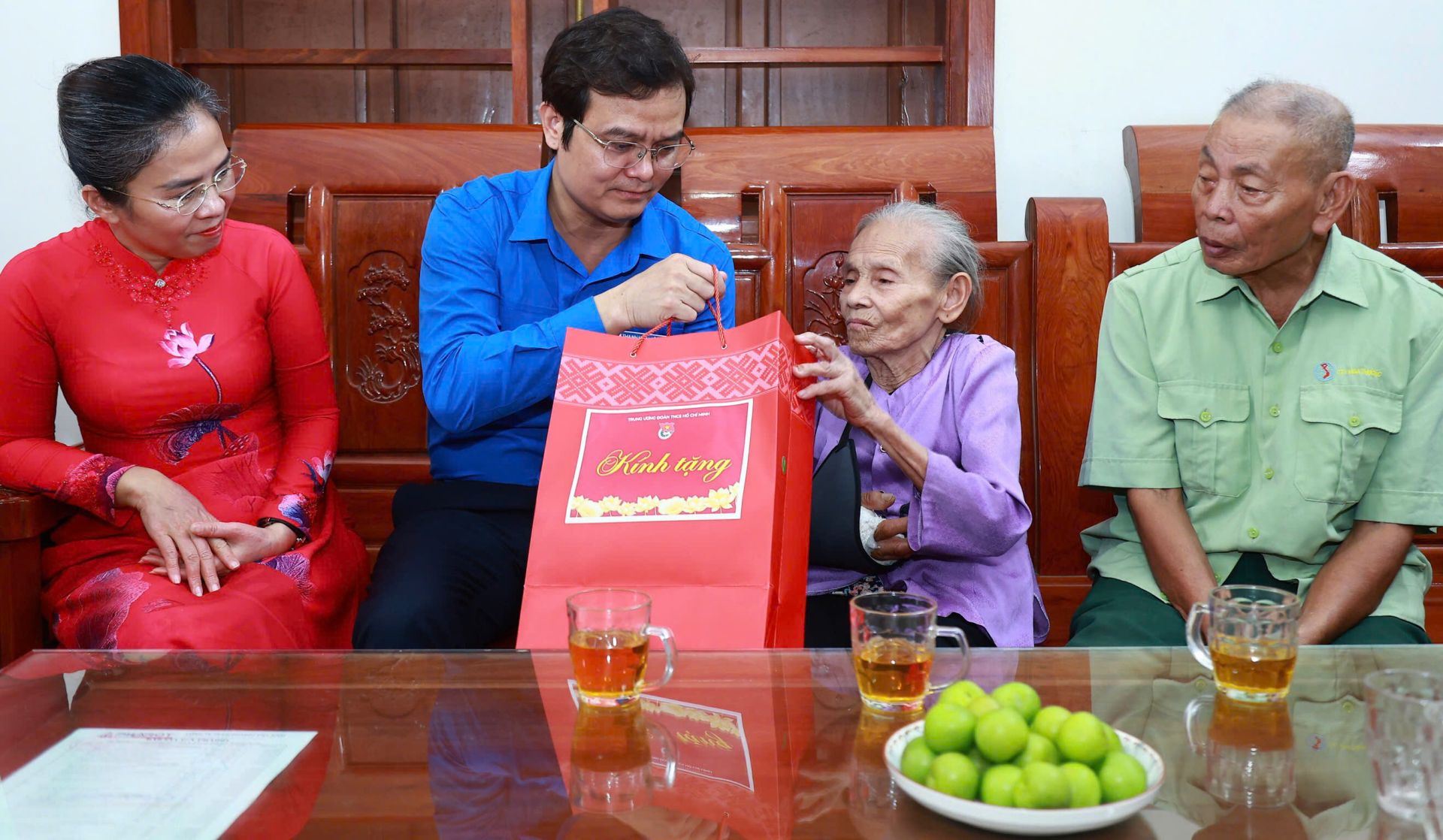 Anh B&ugrave;i Quang Huy tặng qu&agrave; cựu TNXP Trần Thị Th&ocirc;ng.
